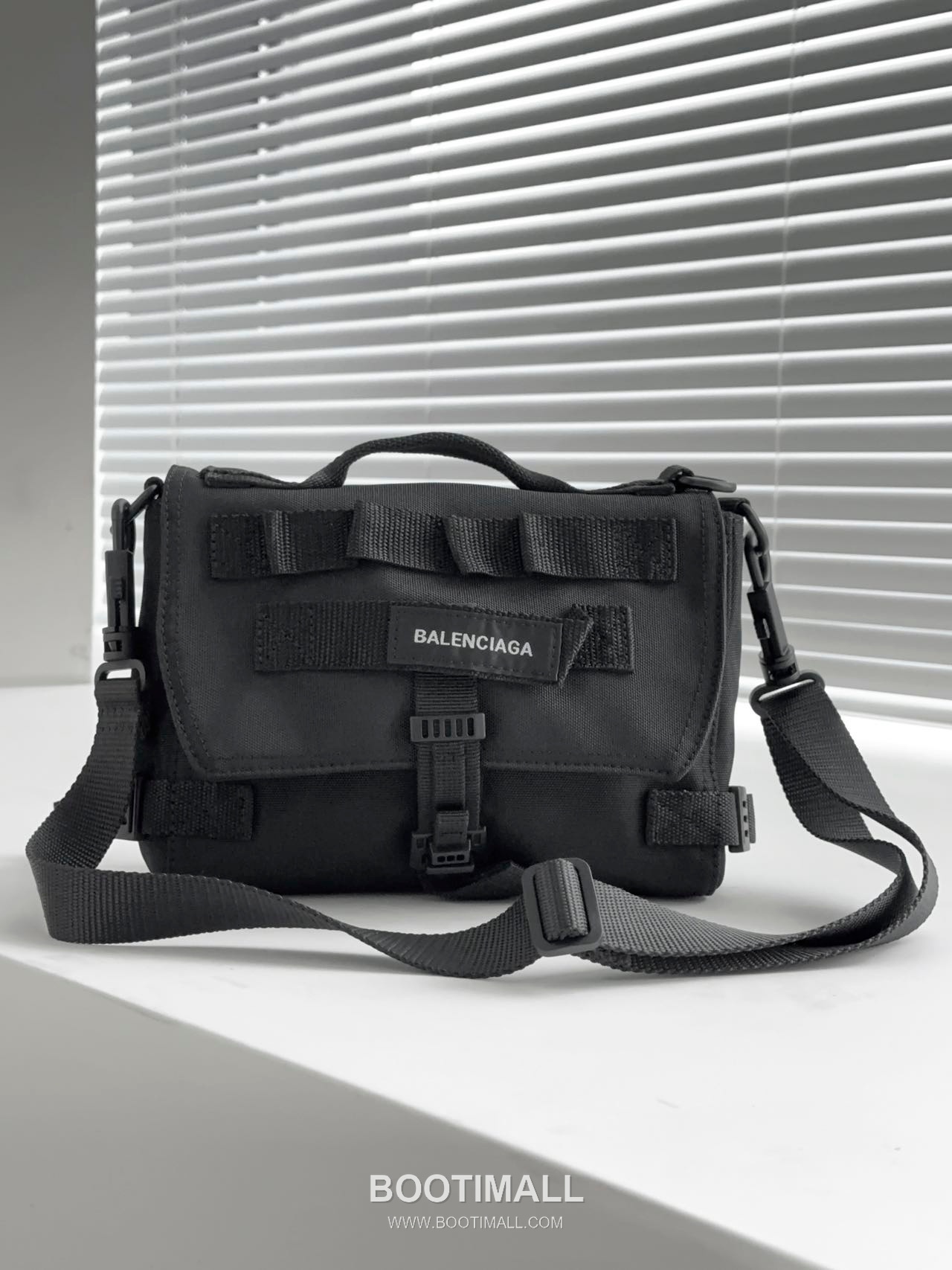 Balenciaga Army Nylon Messenger Bag 발렌시아가 아미 나일론 메신저 크로스백 25cm 1