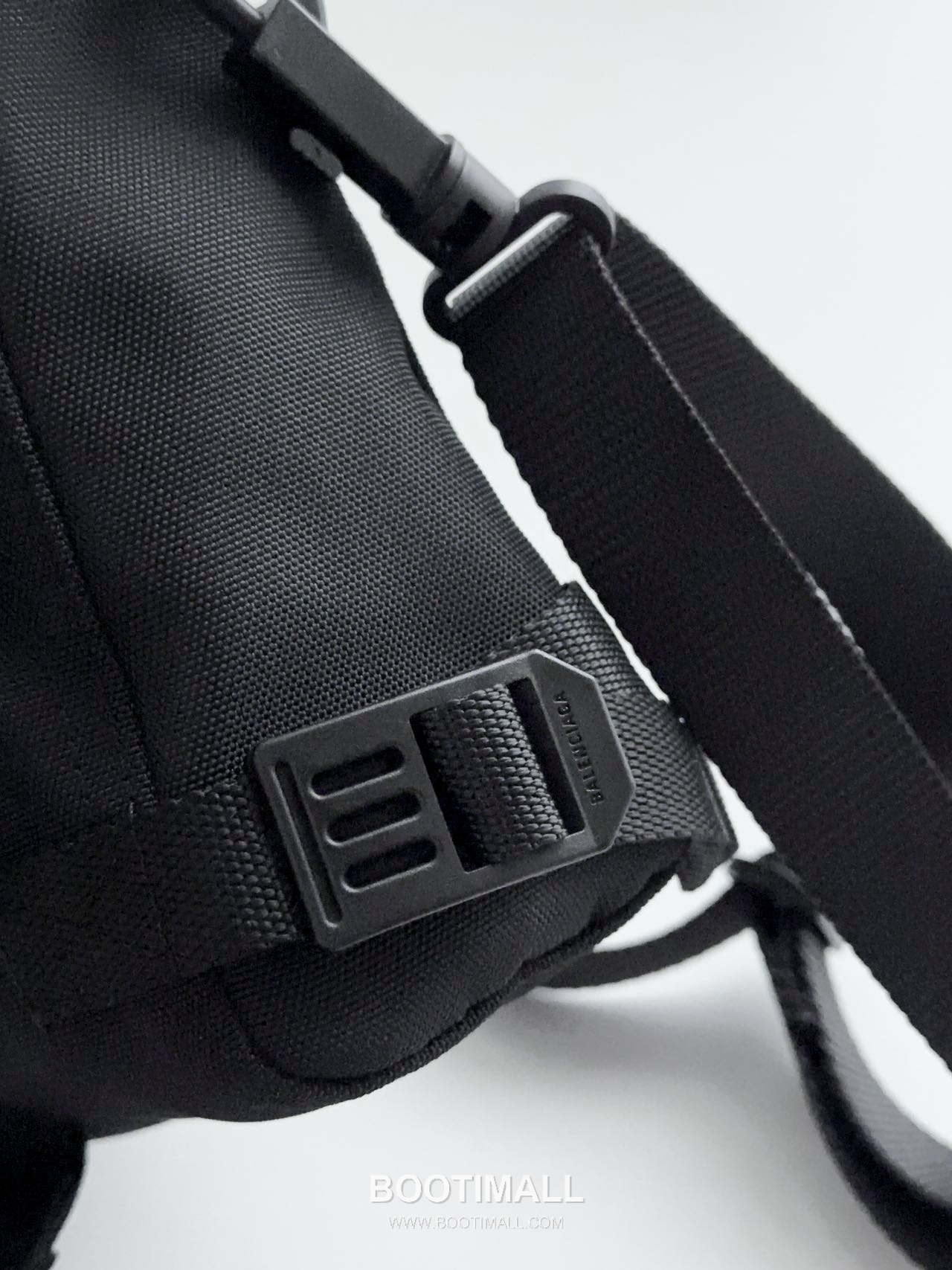 Balenciaga Army Nylon Messenger Bag 발렌시아가 아미 나일론 메신저 크로스백 25cm 2