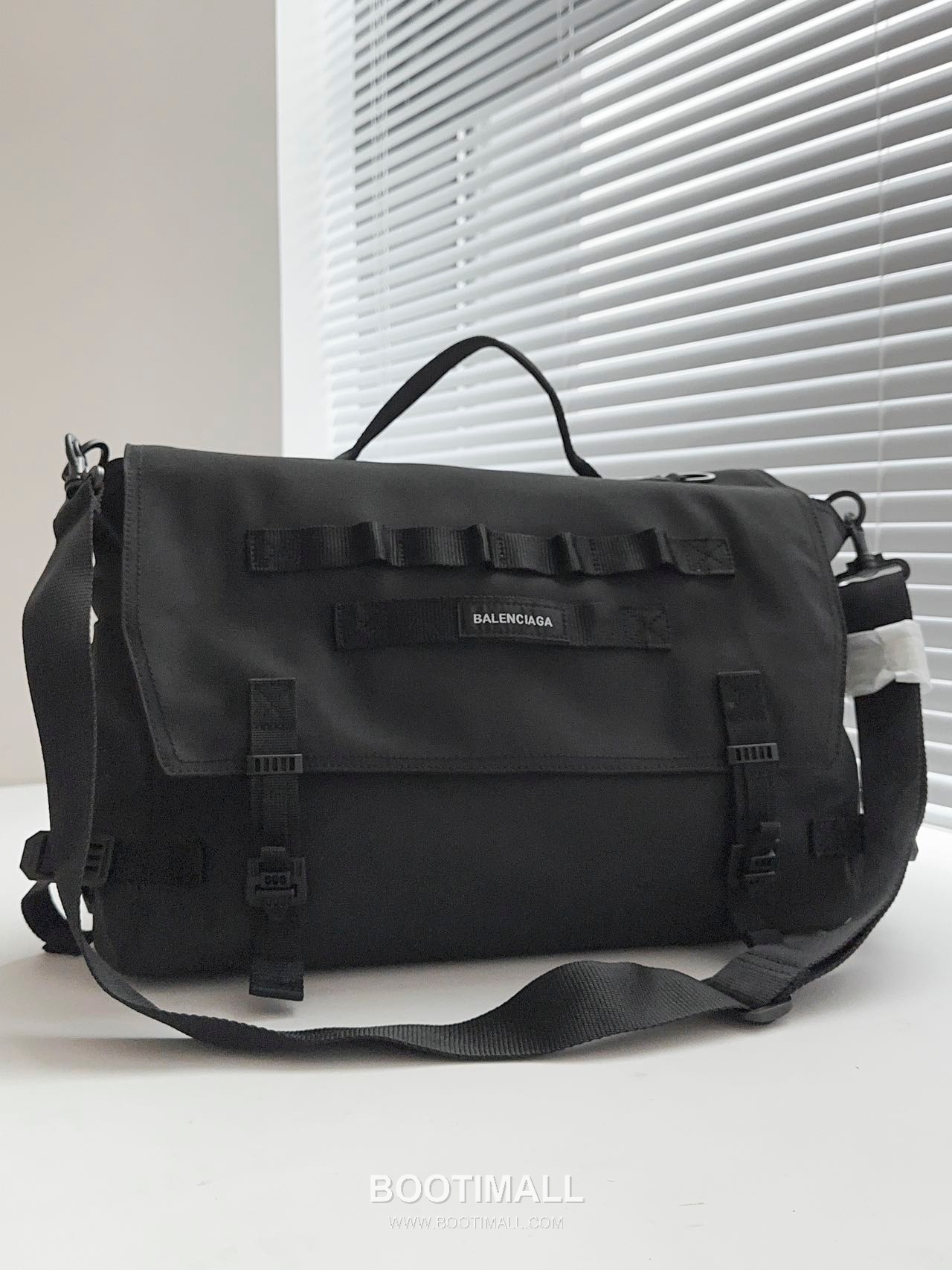Balenciaga Army Nylon Messenger Bag 발렌시아가 아미 나일론 메신저 크로스백 41cm 1