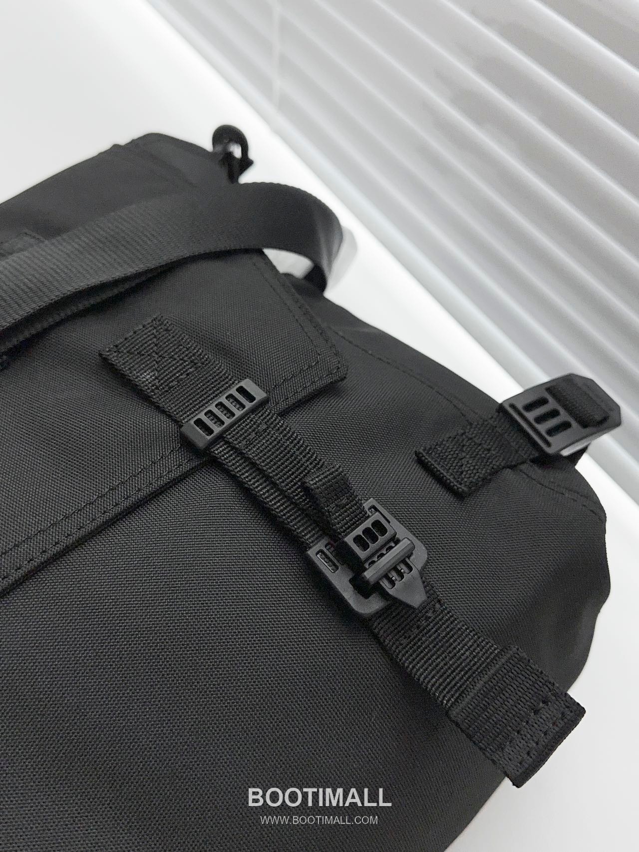 Balenciaga Army Nylon Messenger Bag 발렌시아가 아미 나일론 메신저 크로스백 41cm 3
