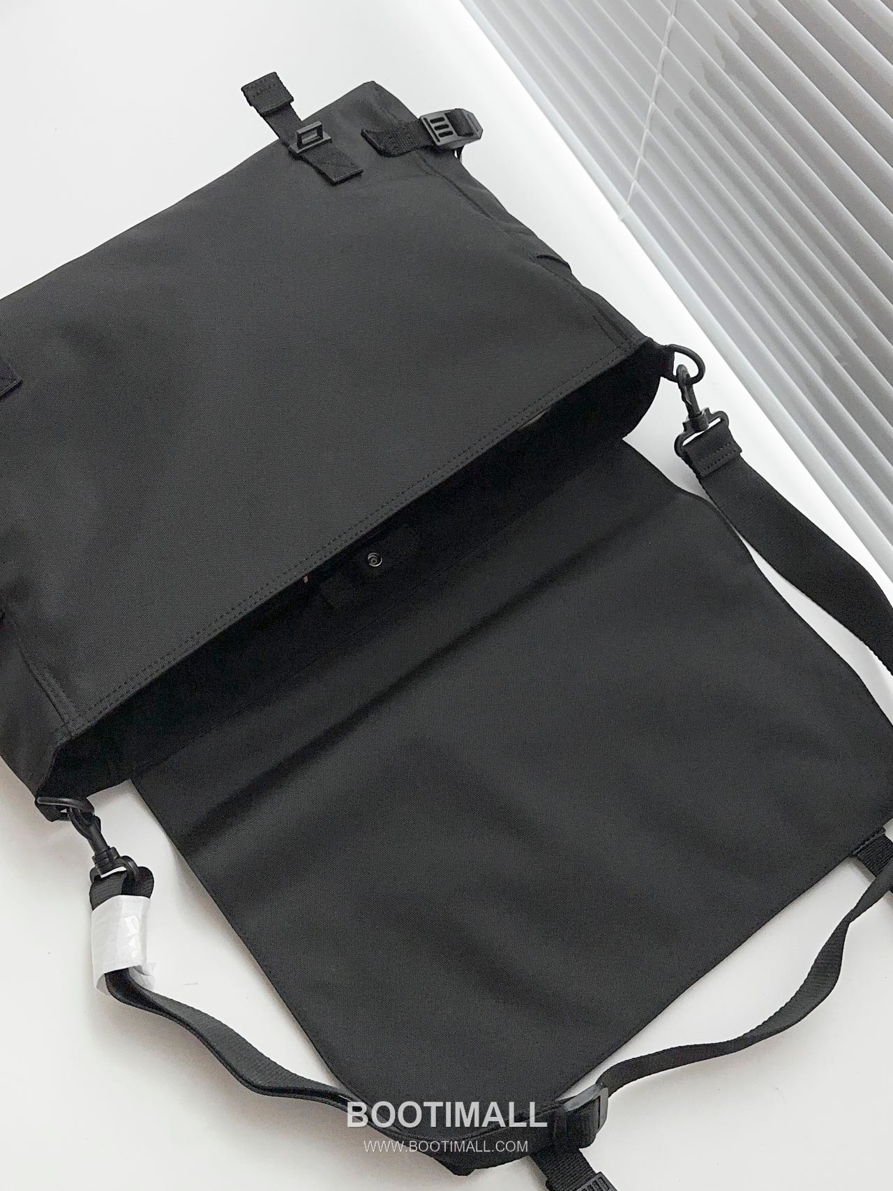 Balenciaga Army Nylon Messenger Bag 발렌시아가 아미 나일론 메신저 크로스백 41cm 5