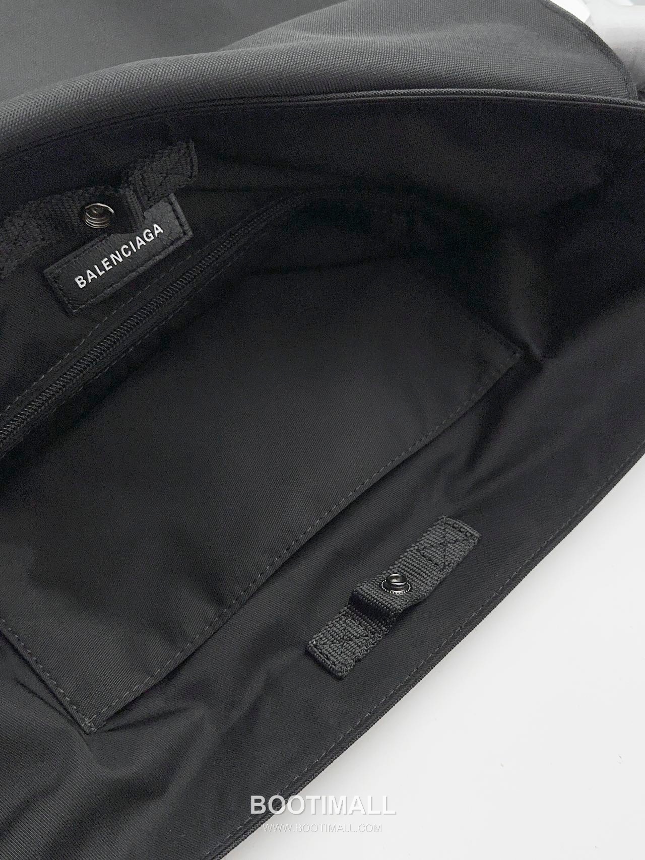 Balenciaga Army Nylon Messenger Bag 발렌시아가 아미 나일론 메신저 크로스백 41cm 9
