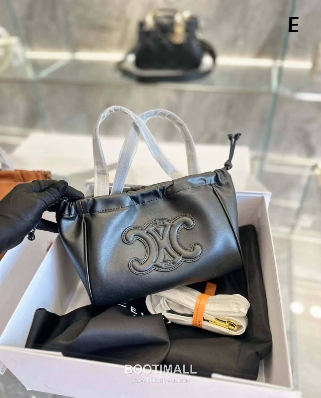 CELINE Triomphe Embossed Smooth Calfskin Bucket Bag 111013 셀린느 트리옹프 엠보싱 스무스 카프스킨 버킷백 22cm 1