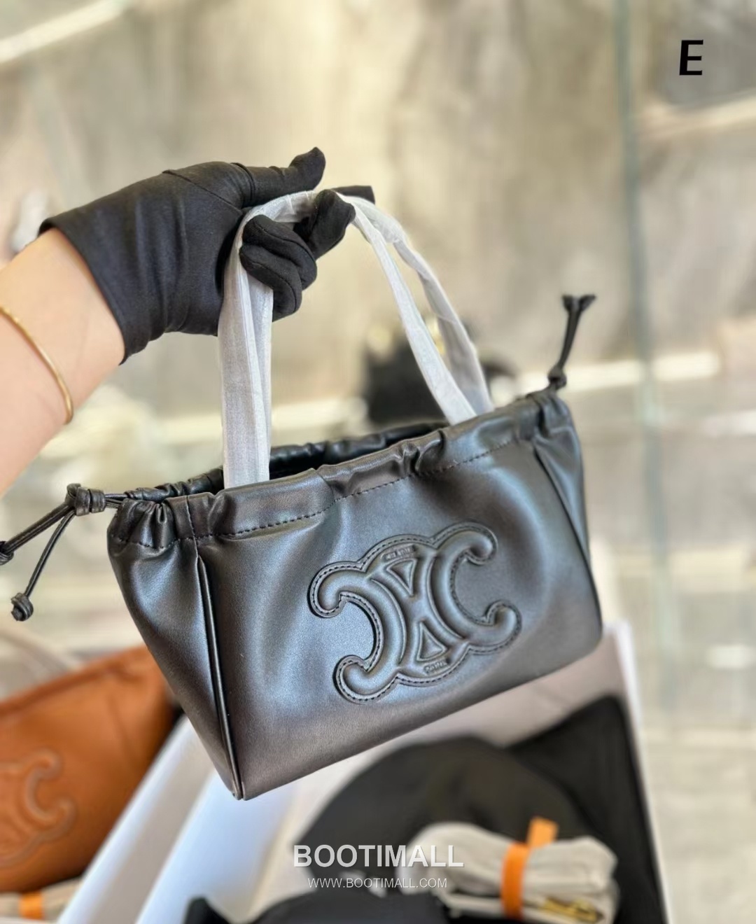 CELINE Triomphe Embossed Smooth Calfskin Bucket Bag 111013 셀린느 트리옹프 엠보싱 스무스 카프스킨 버킷백 22cm 2