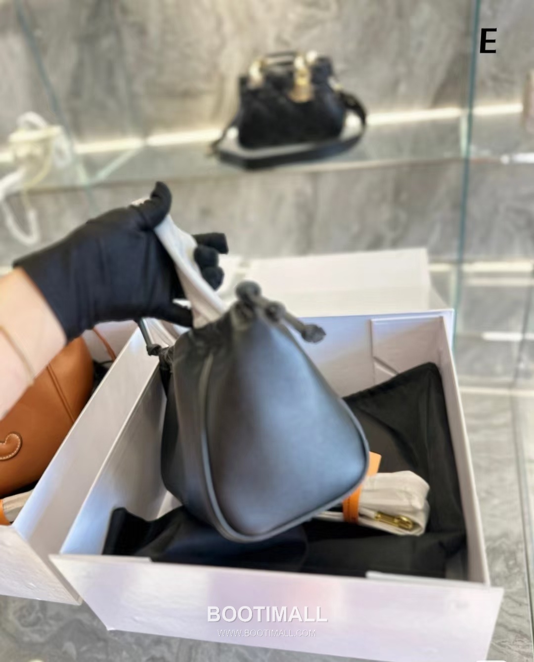 CELINE Triomphe Embossed Smooth Calfskin Bucket Bag 111013 셀린느 트리옹프 엠보싱 스무스 카프스킨 버킷백 22cm 3