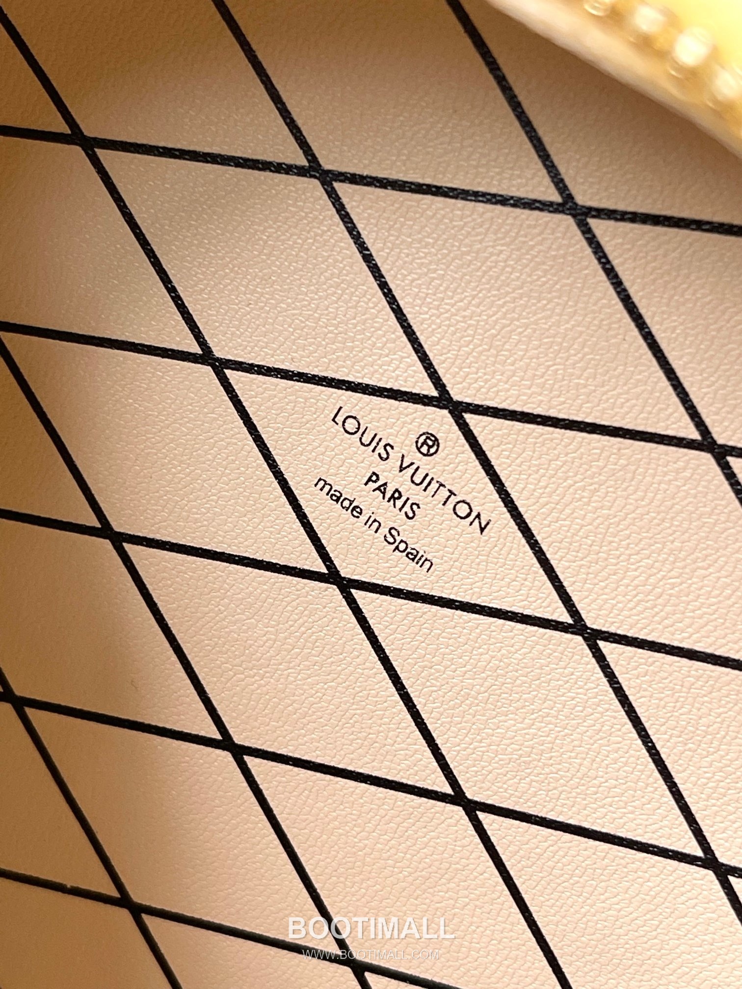 Louis Vuitton Mini Boîte Chapeau Perforated Leather Bag M11294 루이비통 미니 부아트 샤포 퍼포레이티드 가죽 숄더백 13cm 16