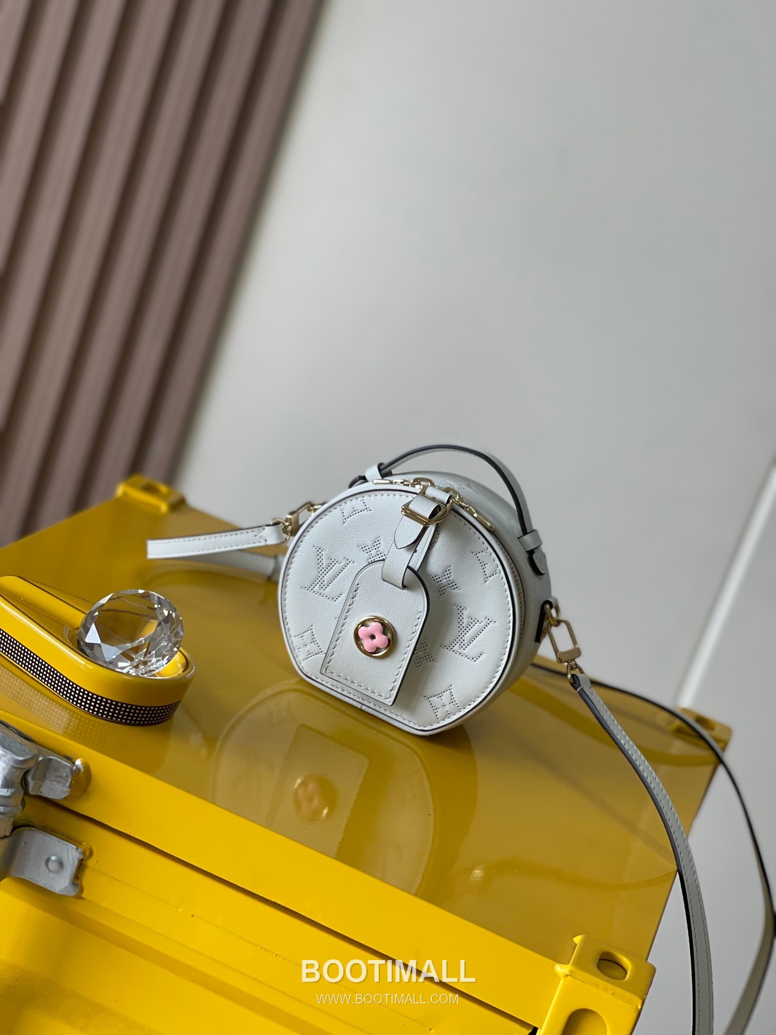 Louis Vuitton Mini Boîte Chapeau Perforated Leather Bag M11294 루이비통 미니 부아트 샤포 퍼포레이티드 가죽 숄더백 13cm 1