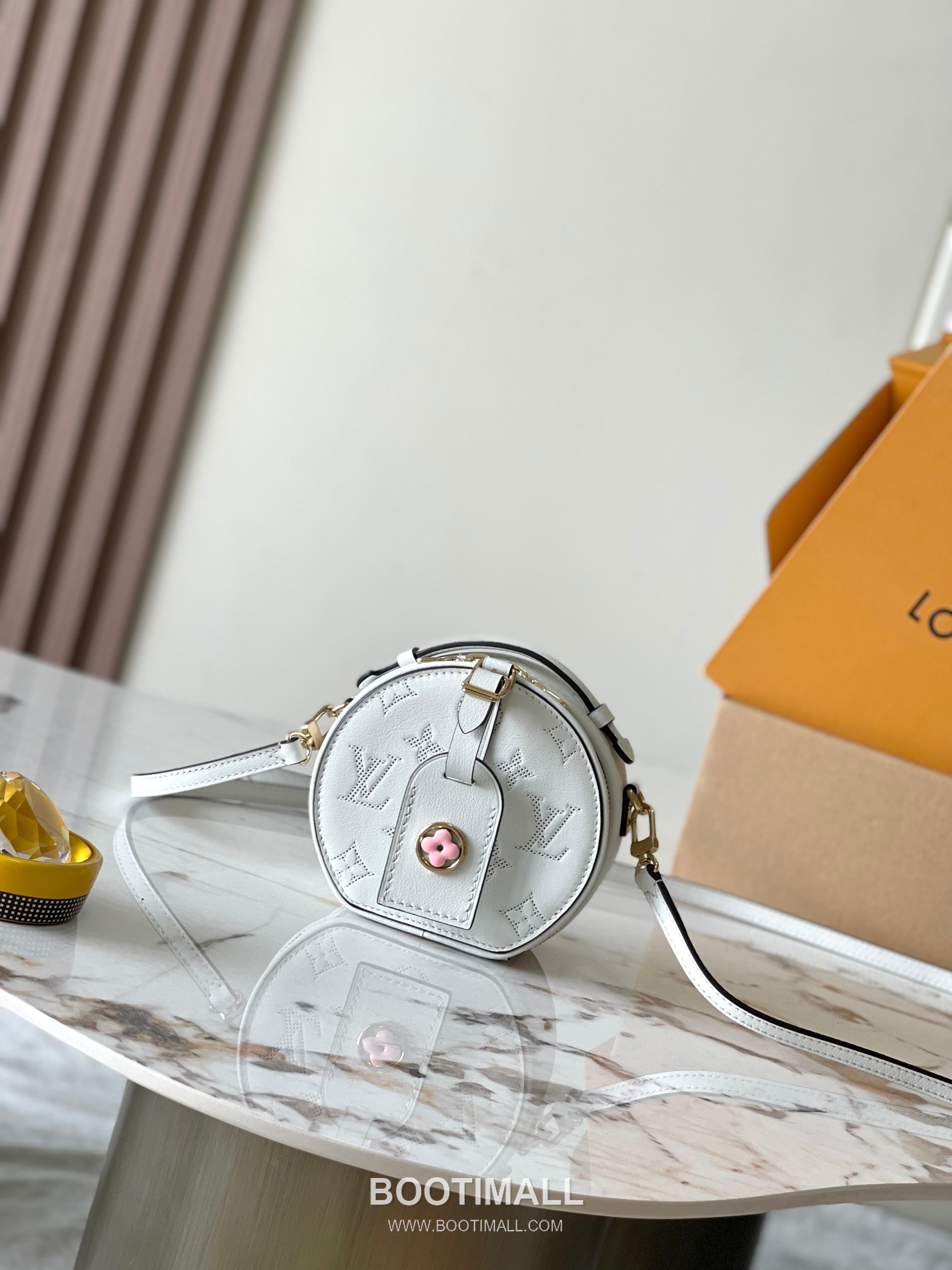 Louis Vuitton Mini Boîte Chapeau Perforated Leather Bag M11294 루이비통 미니 부아트 샤포 퍼포레이티드 가죽 숄더백 13cm 2