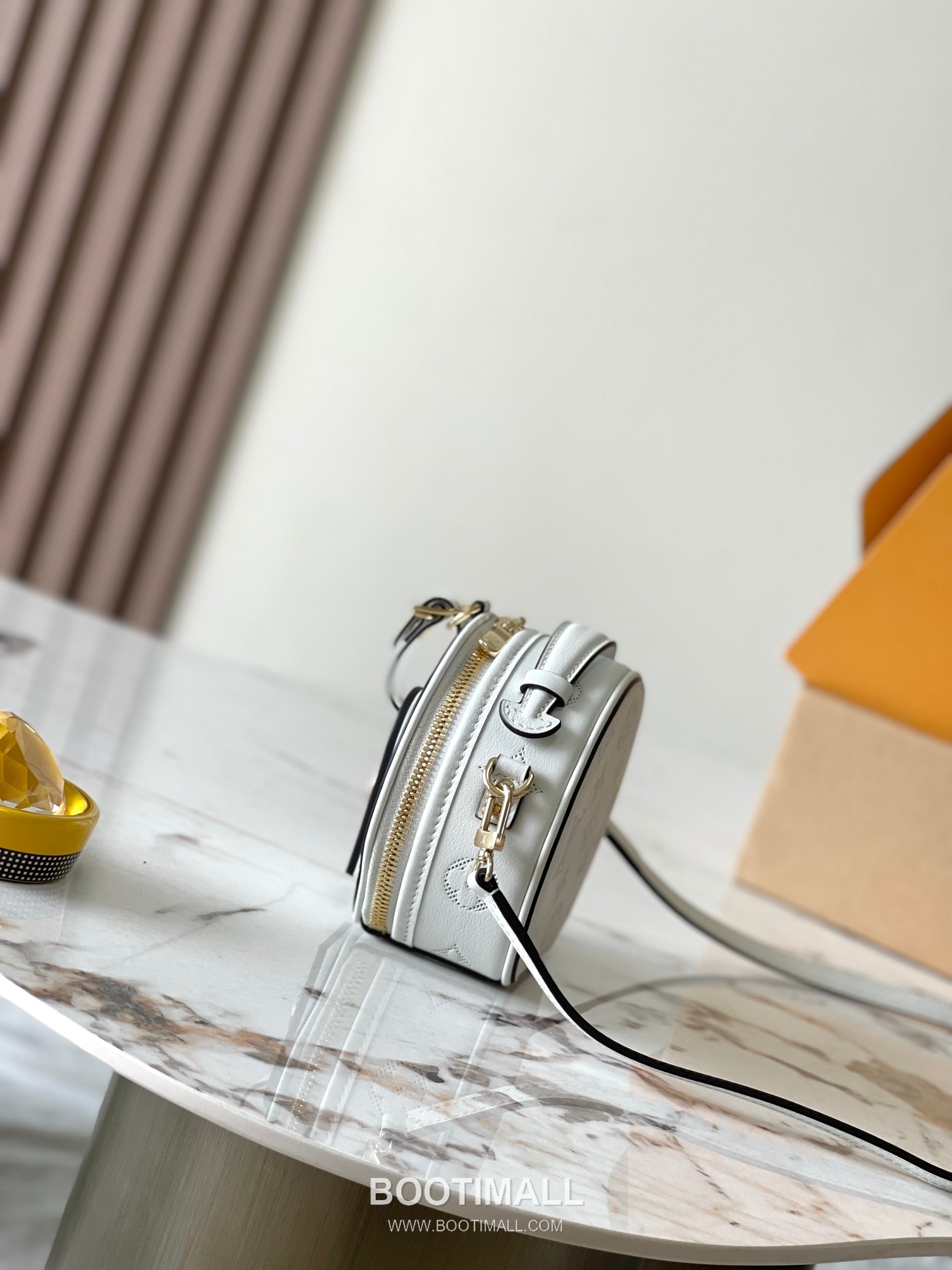 Louis Vuitton Mini Boîte Chapeau Perforated Leather Bag M11294 루이비통 미니 부아트 샤포 퍼포레이티드 가죽 숄더백 13cm 3