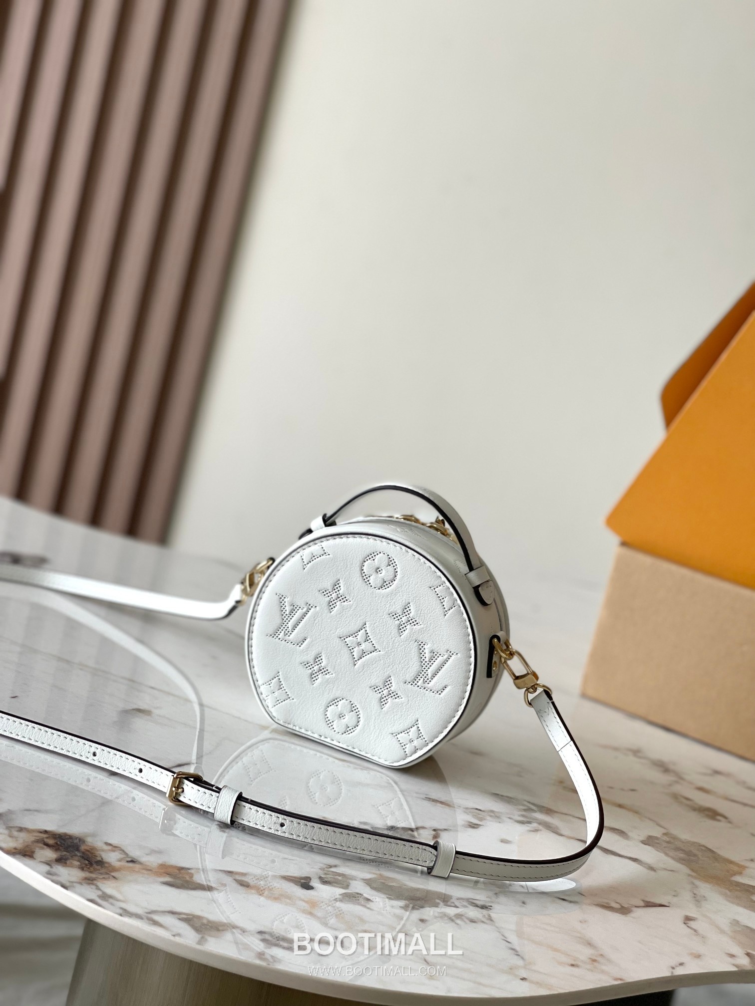 Louis Vuitton Mini Boîte Chapeau Perforated Leather Bag M11294 루이비통 미니 부아트 샤포 퍼포레이티드 가죽 숄더백 13cm 4