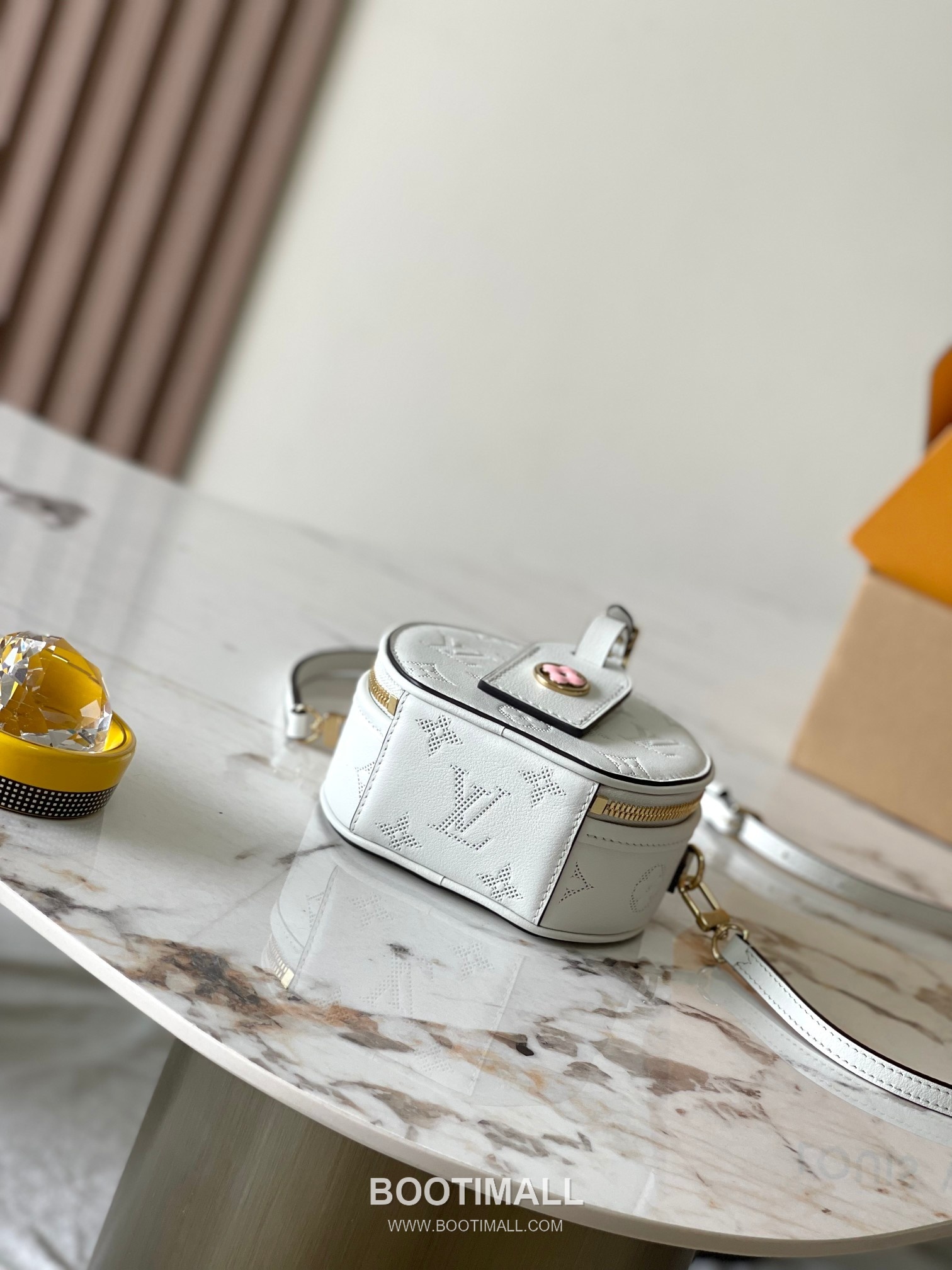 Louis Vuitton Mini Boîte Chapeau Perforated Leather Bag M11294 루이비통 미니 부아트 샤포 퍼포레이티드 가죽 숄더백 13cm 5