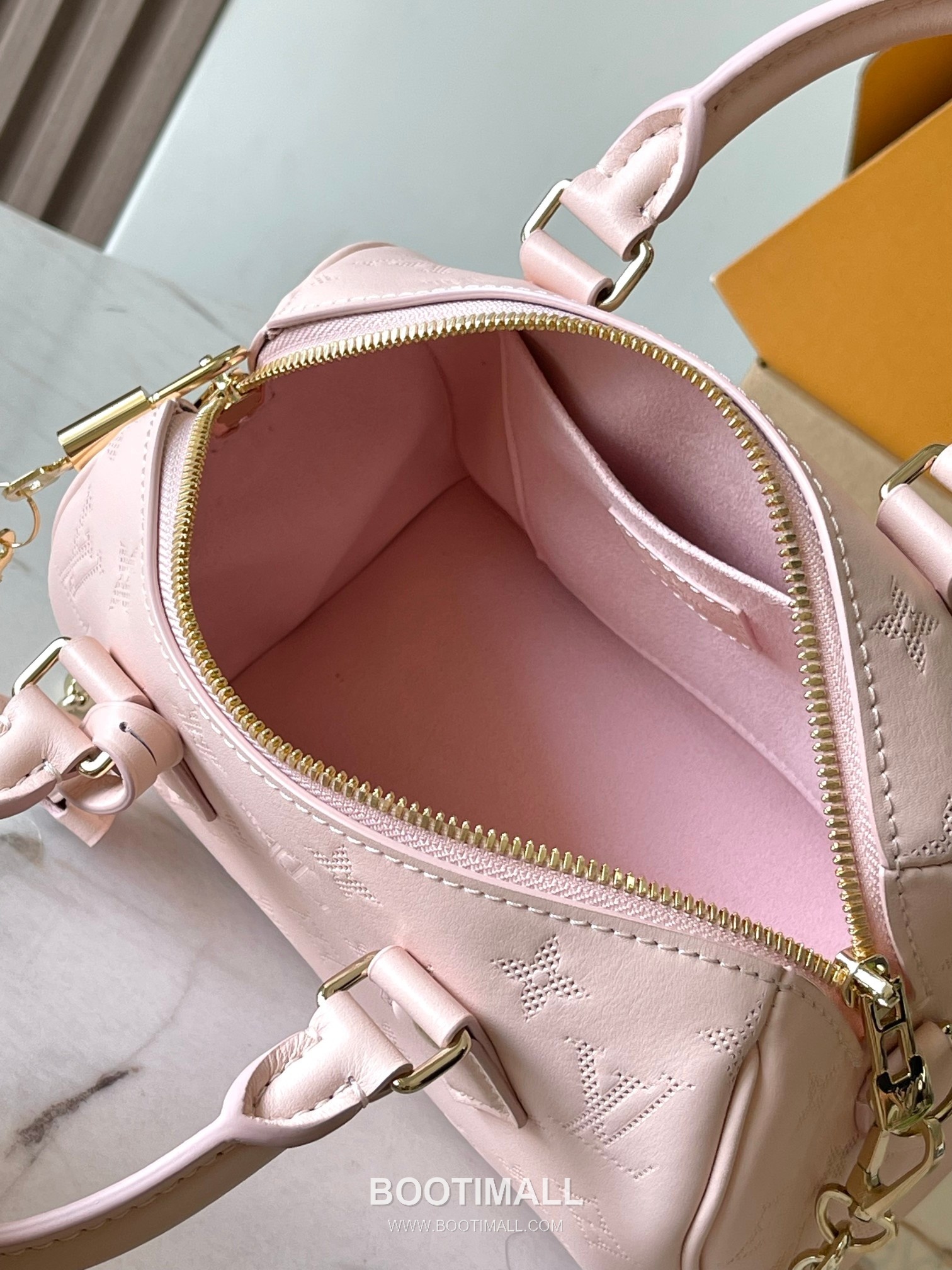 Louis Vuitton Speedy Bandoulière 20 Perforated Leather Bag M11276 루이비통 스피디 반둘리에 20 퍼포레이티드 가죽 토트백 20.5cm 9