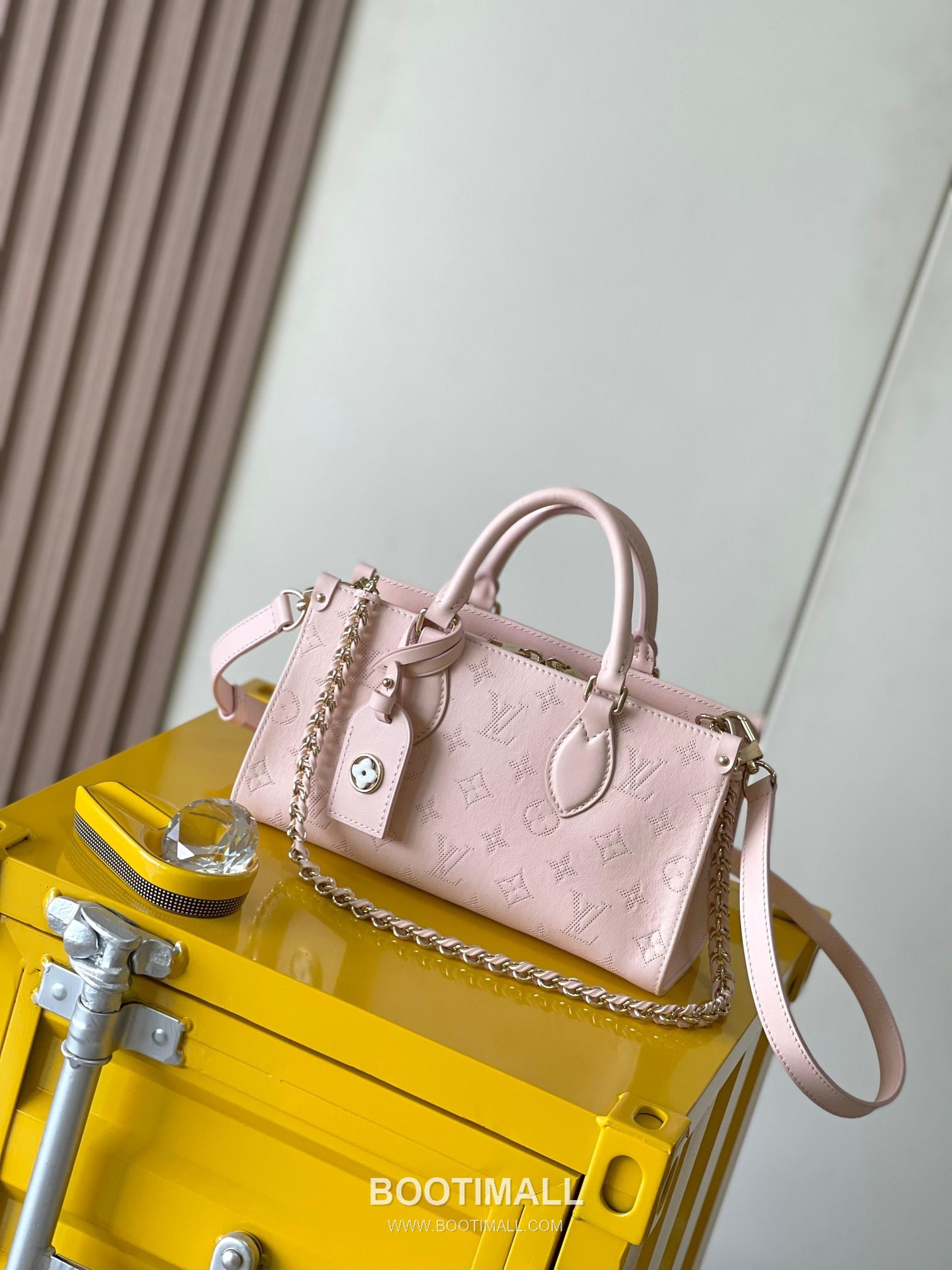 Louis Vuitton OnTheGo East West Perforated Monogram Leather Tote Bag M11274 루이비통 온더고 이스트웨스트 퍼포레이티드 모노그램 가죽 토트백 25cm 1