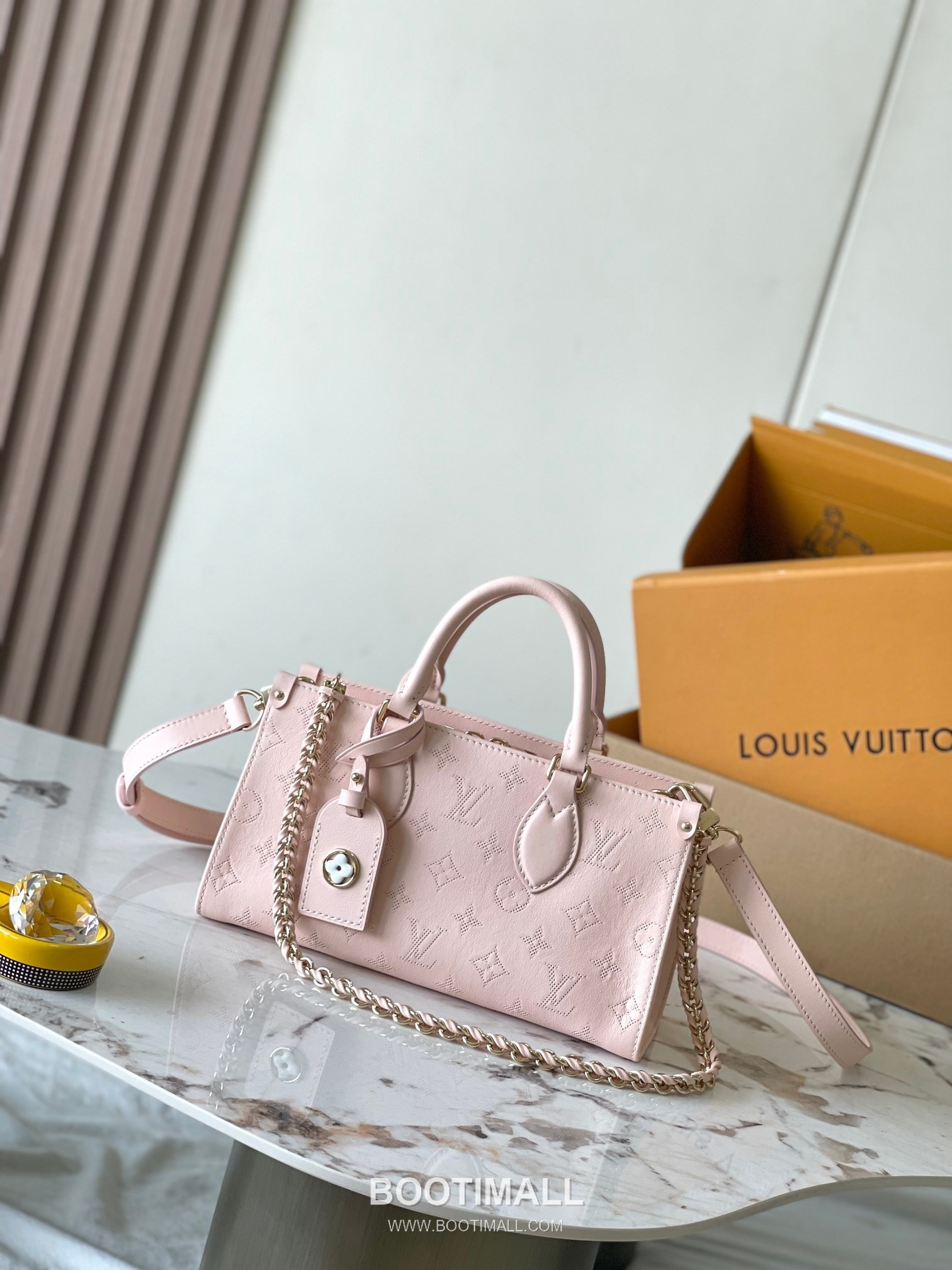 Louis Vuitton OnTheGo East West Perforated Monogram Leather Tote Bag M11274 루이비통 온더고 이스트웨스트 퍼포레이티드 모노그램 가죽 토트백 25cm 2