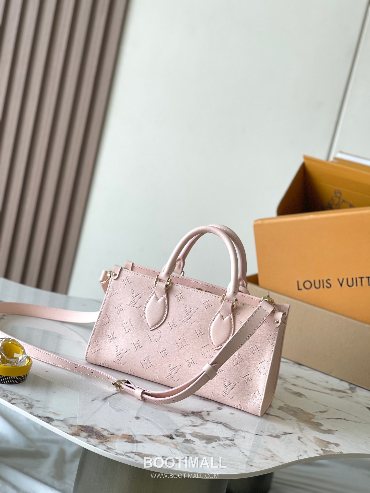Louis Vuitton OnTheGo East West Perforated Monogram Leather Tote Bag M11274 루이비통 온더고 이스트웨스트 퍼포레이티드 모노그램 가죽 토트백 25cm 4