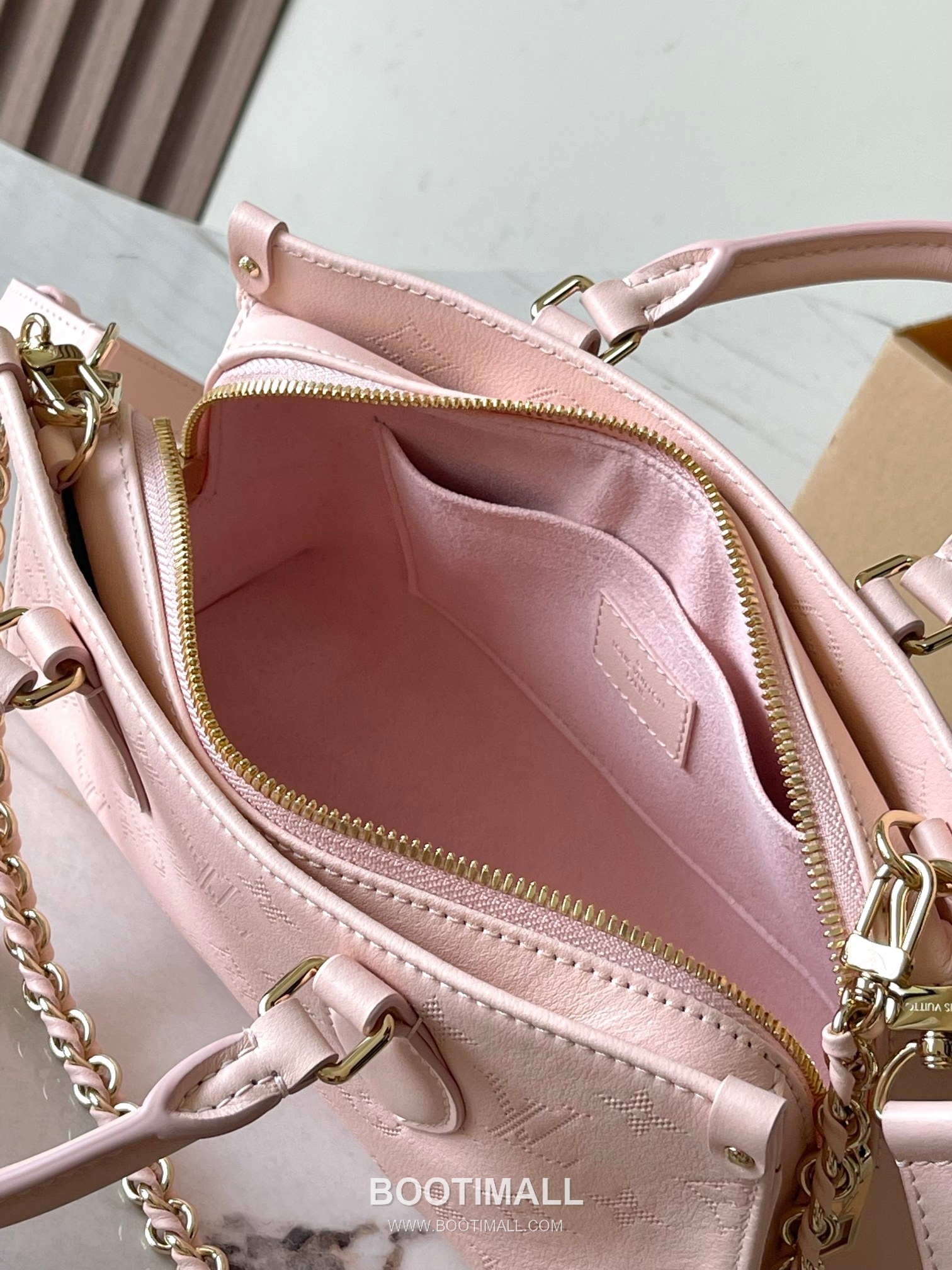 Louis Vuitton OnTheGo East West Perforated Monogram Leather Tote Bag M11274 루이비통 온더고 이스트웨스트 퍼포레이티드 모노그램 가죽 토트백 25cm 9