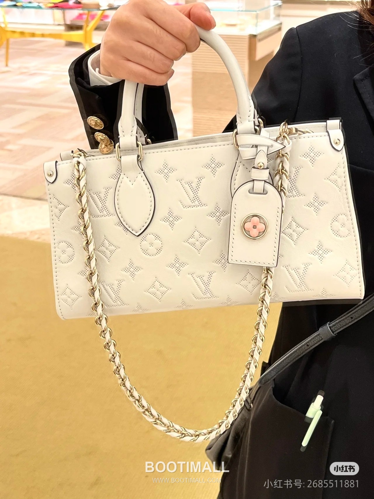 Louis Vuitton OnTheGo East West Perforated Monogram Leather Tote Bag M11274 루이비통 온더고 이스트웨스트 퍼포레이티드 모노그램 가죽 토트백 25cm 3