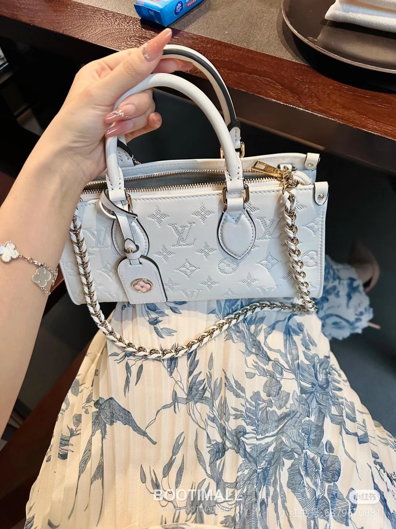 Louis Vuitton OnTheGo East West Perforated Monogram Leather Tote Bag M11274 루이비통 온더고 이스트웨스트 퍼포레이티드 모노그램 가죽 토트백 25cm 5