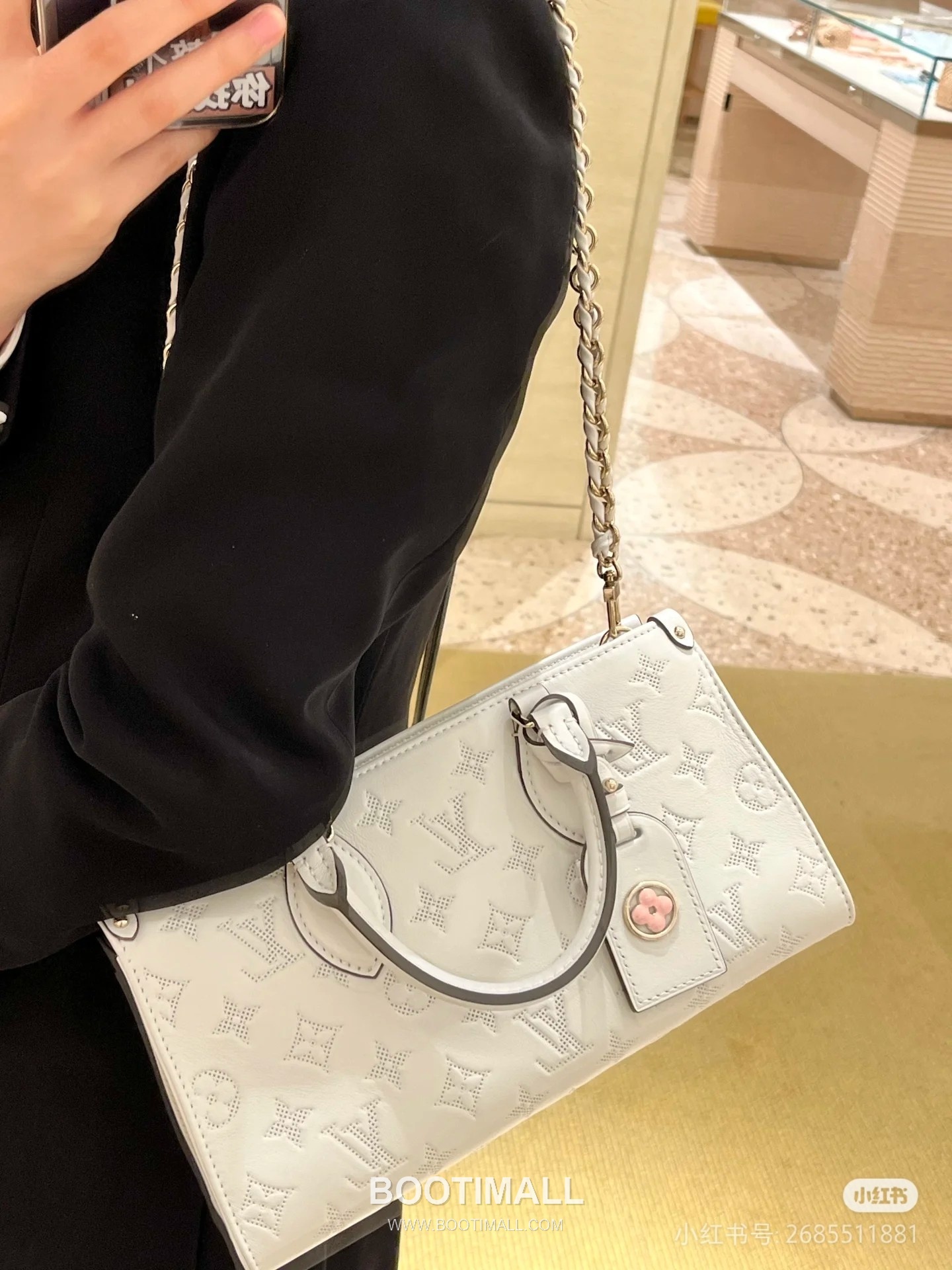 Louis Vuitton OnTheGo East West Perforated Monogram Leather Tote Bag M11274 루이비통 온더고 이스트웨스트 퍼포레이티드 모노그램 가죽 토트백 25cm 7