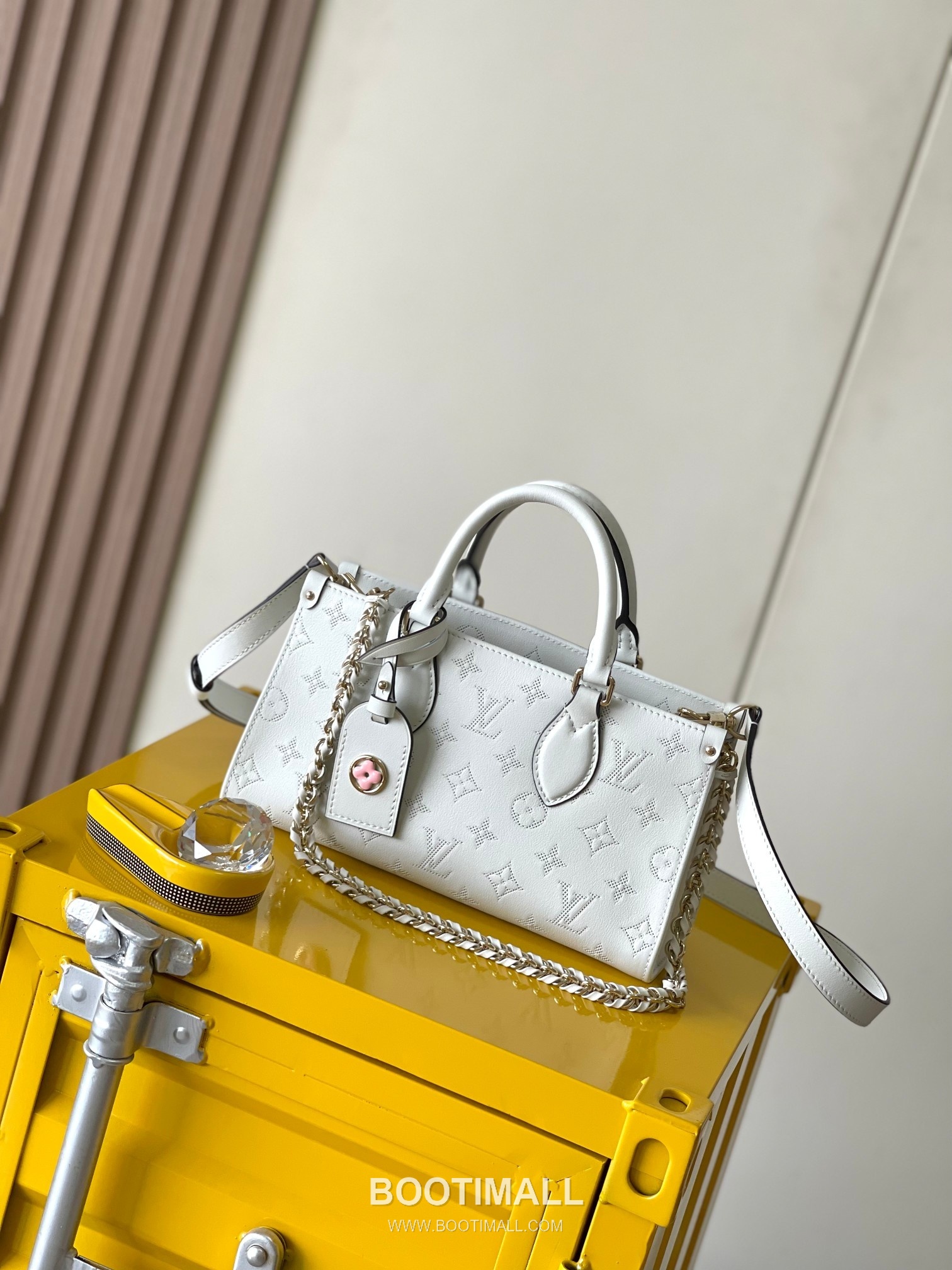 Louis Vuitton OnTheGo East West Perforated Monogram Leather Tote Bag M11274 루이비통 온더고 이스트웨스트 퍼포레이티드 모노그램 가죽 토트백 25cm 10