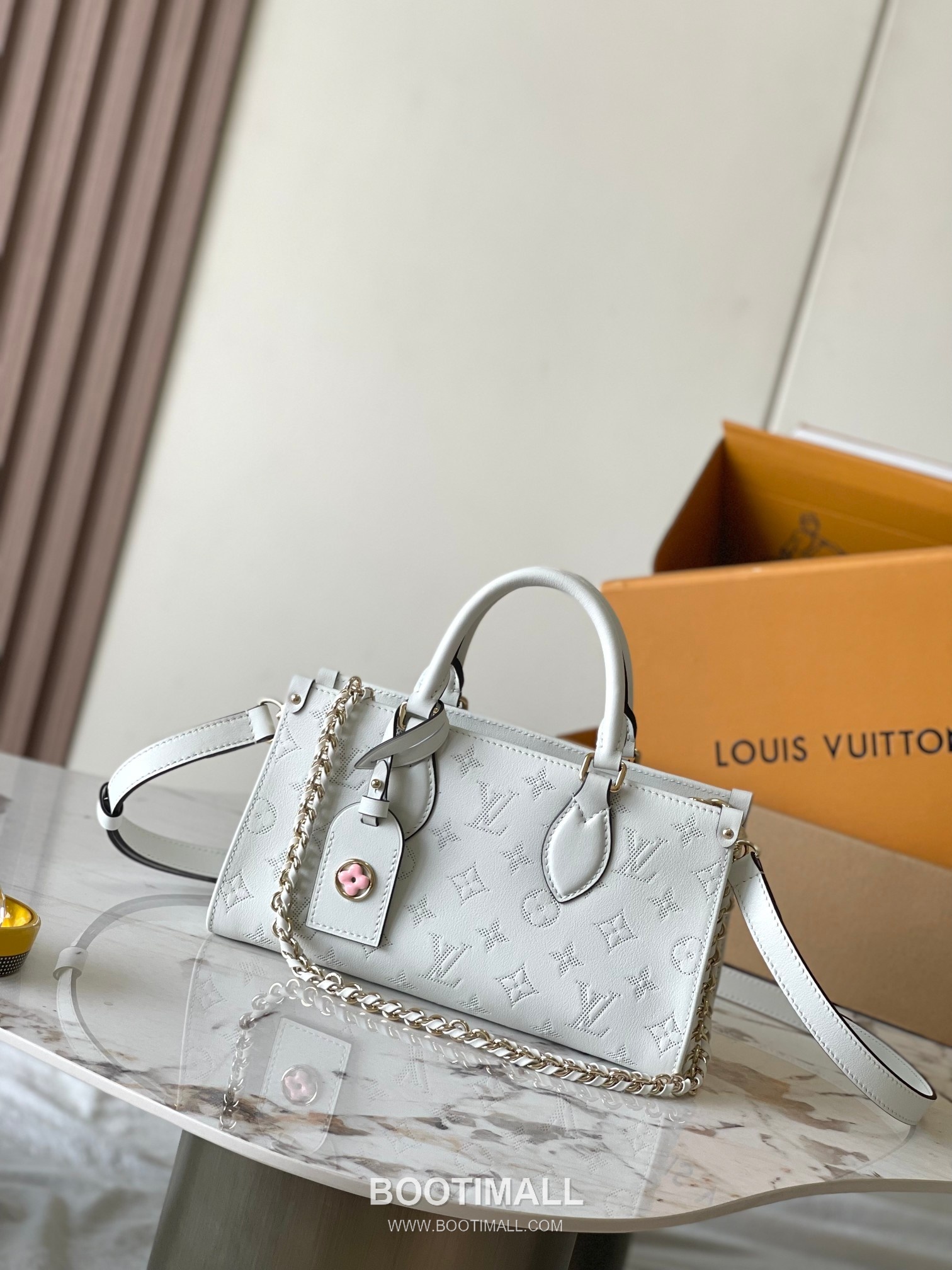 Louis Vuitton OnTheGo East West Perforated Monogram Leather Tote Bag M11274 루이비통 온더고 이스트웨스트 퍼포레이티드 모노그램 가죽 토트백 25cm 11
