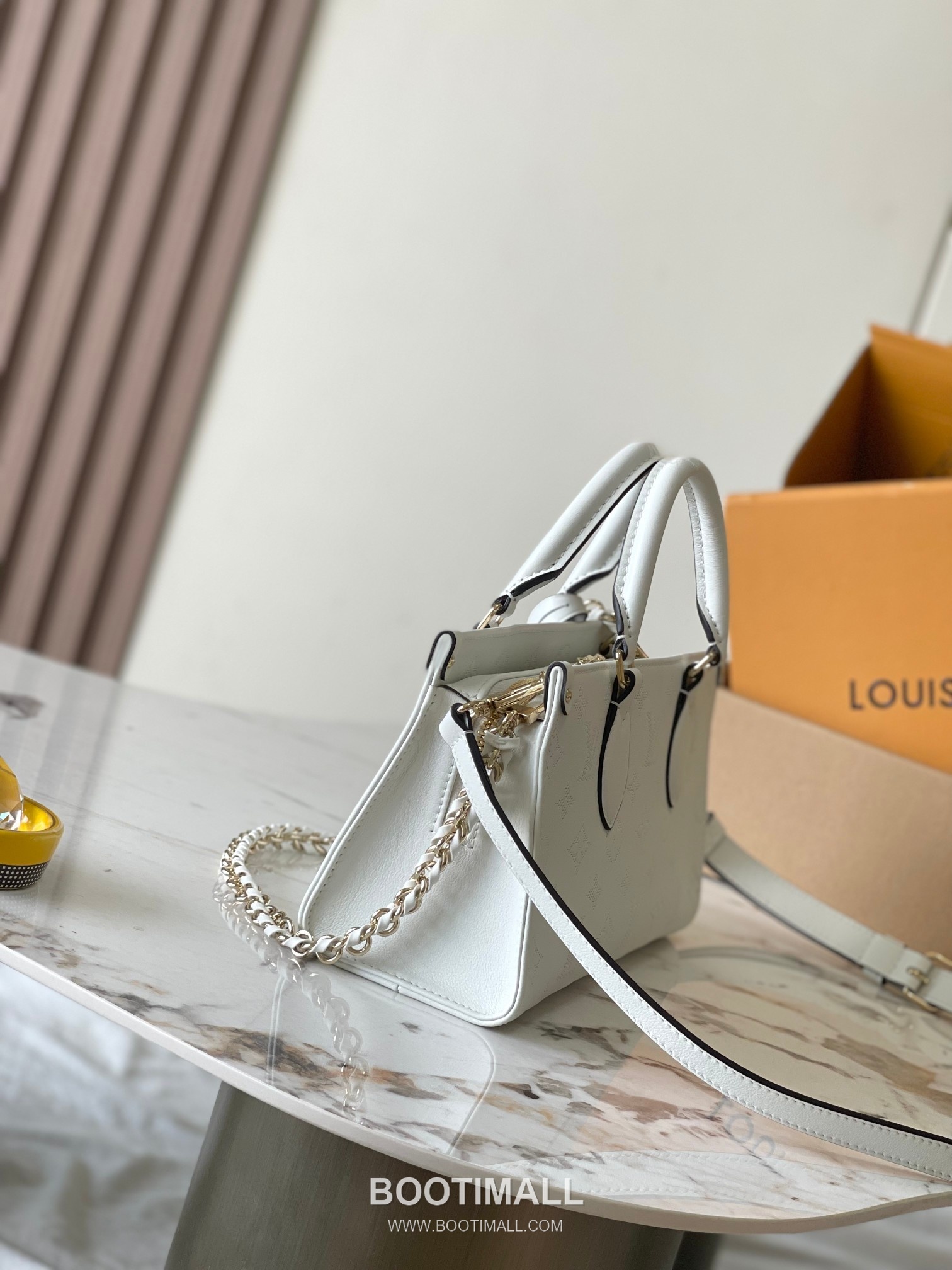 Louis Vuitton OnTheGo East West Perforated Monogram Leather Tote Bag M11274 루이비통 온더고 이스트웨스트 퍼포레이티드 모노그램 가죽 토트백 25cm 12