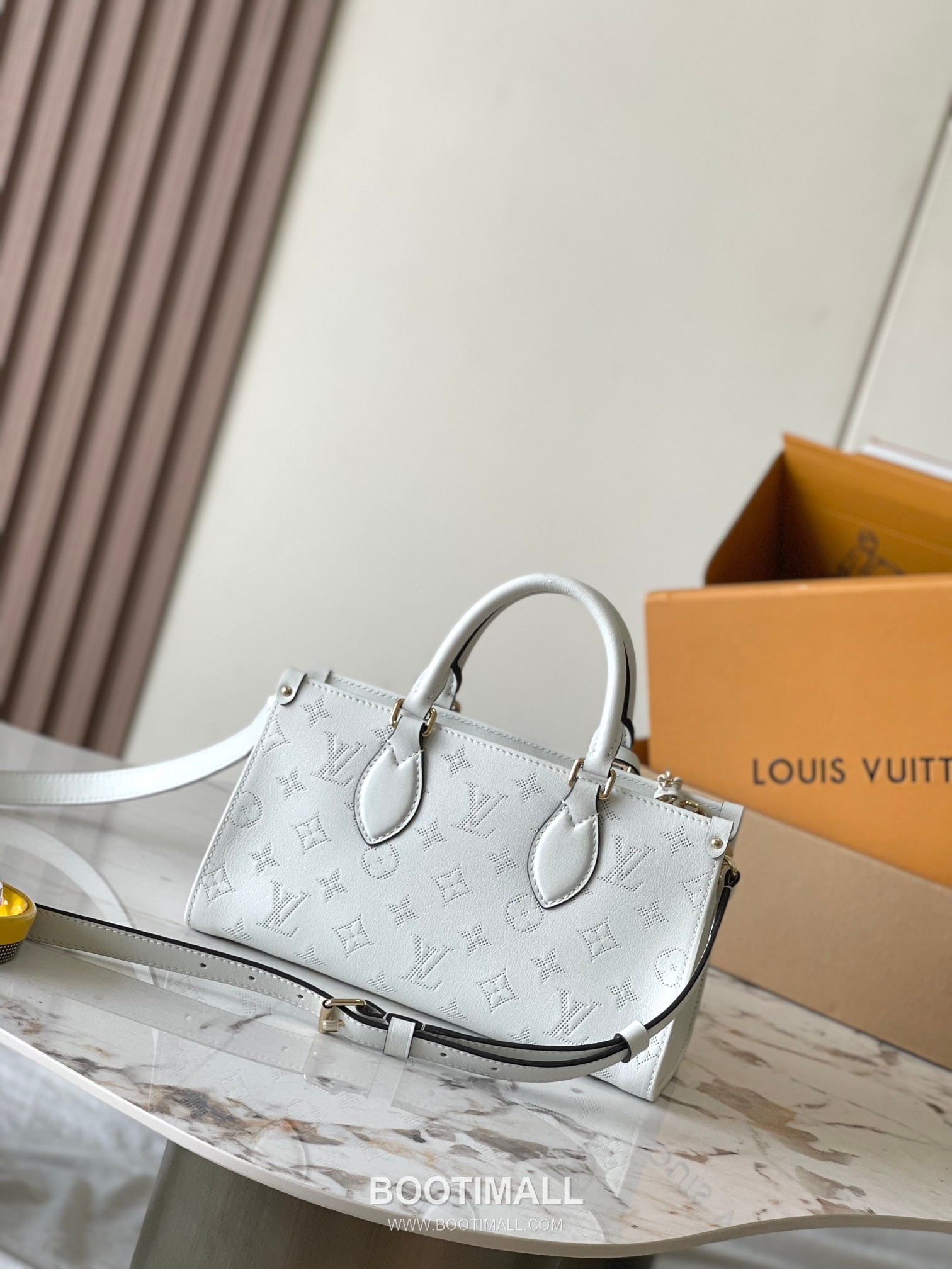 Louis Vuitton OnTheGo East West Perforated Monogram Leather Tote Bag M11274 루이비통 온더고 이스트웨스트 퍼포레이티드 모노그램 가죽 토트백 25cm 13