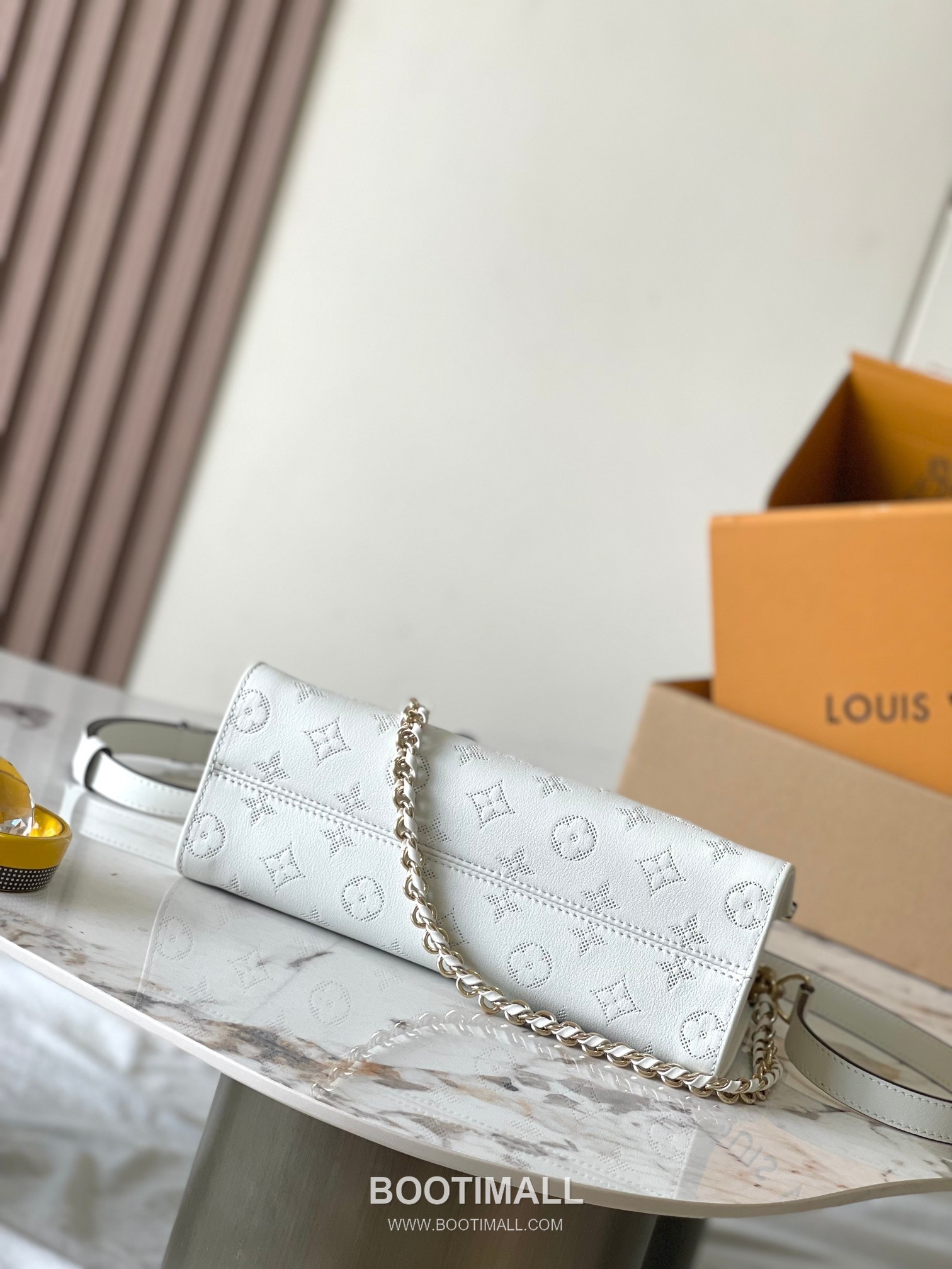 Louis Vuitton OnTheGo East West Perforated Monogram Leather Tote Bag M11274 루이비통 온더고 이스트웨스트 퍼포레이티드 모노그램 가죽 토트백 25cm 14