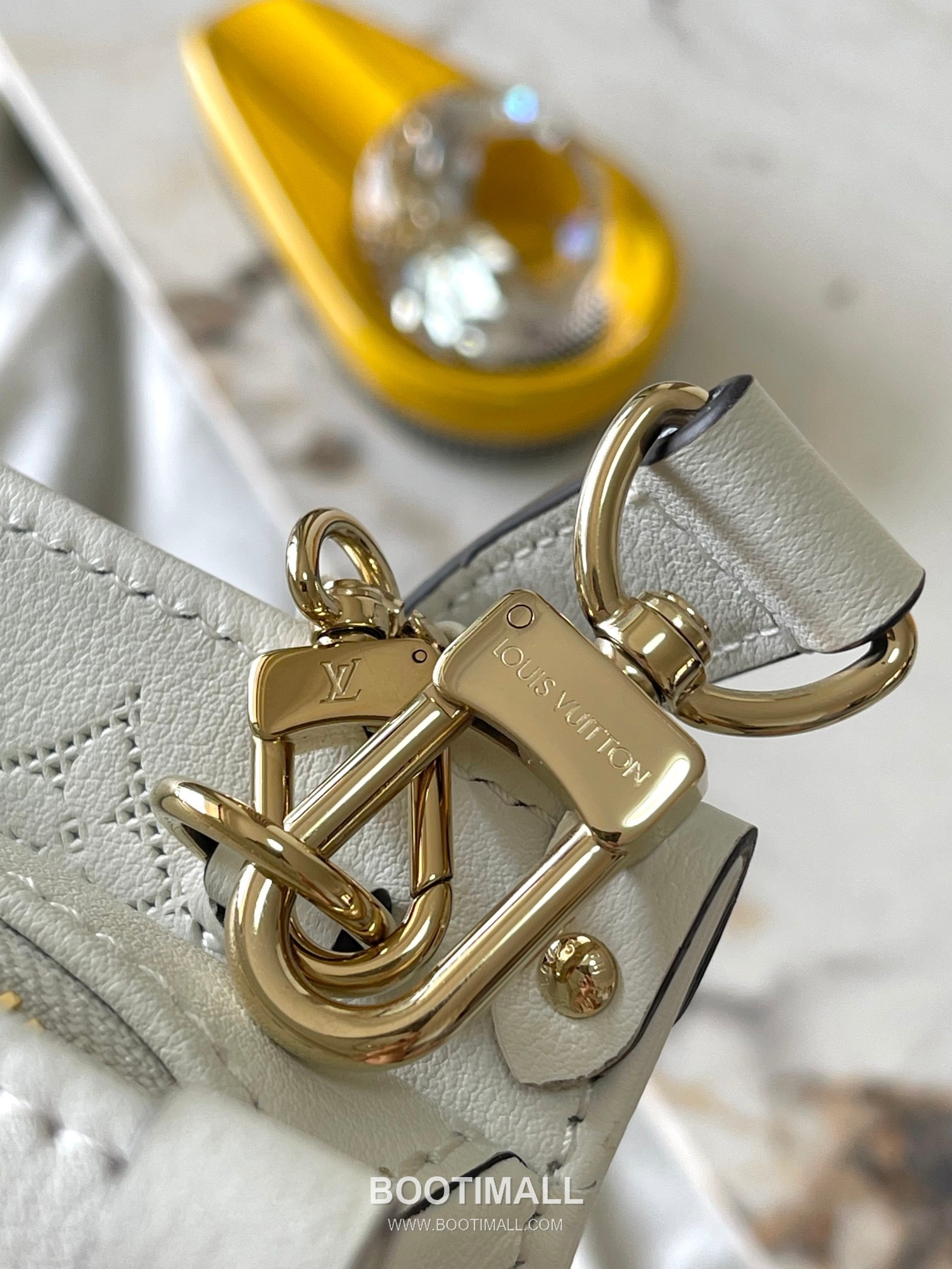 Louis Vuitton OnTheGo East West Perforated Monogram Leather Tote Bag M11274 루이비통 온더고 이스트웨스트 퍼포레이티드 모노그램 가죽 토트백 25cm 16