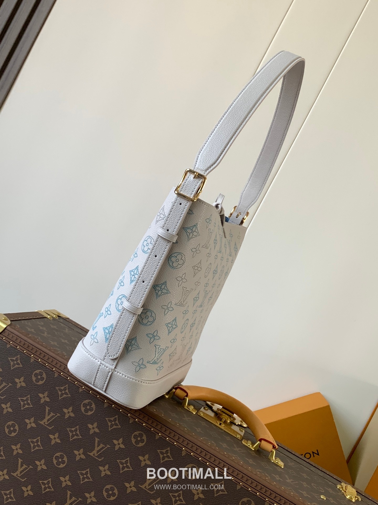 Louis Vuitton Flore Perforated Leather Shoulder Bag 루이비통 플로르 퍼포레이티드 레더 숄더백 28cm 3