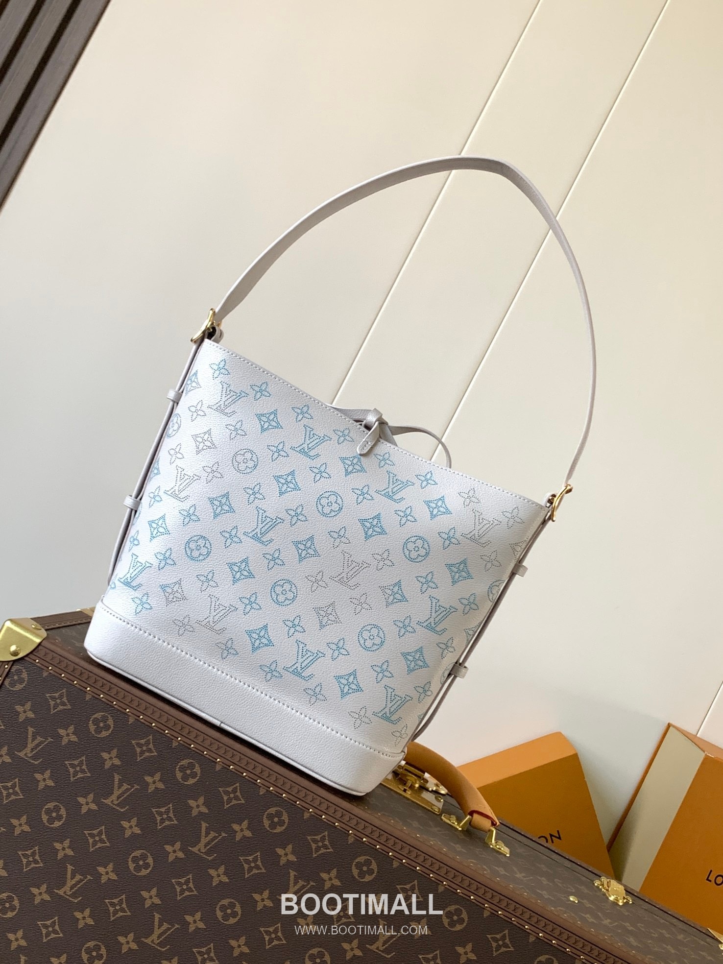 Louis Vuitton Flore Perforated Leather Shoulder Bag 루이비통 플로르 퍼포레이티드 레더 숄더백 28cm 4