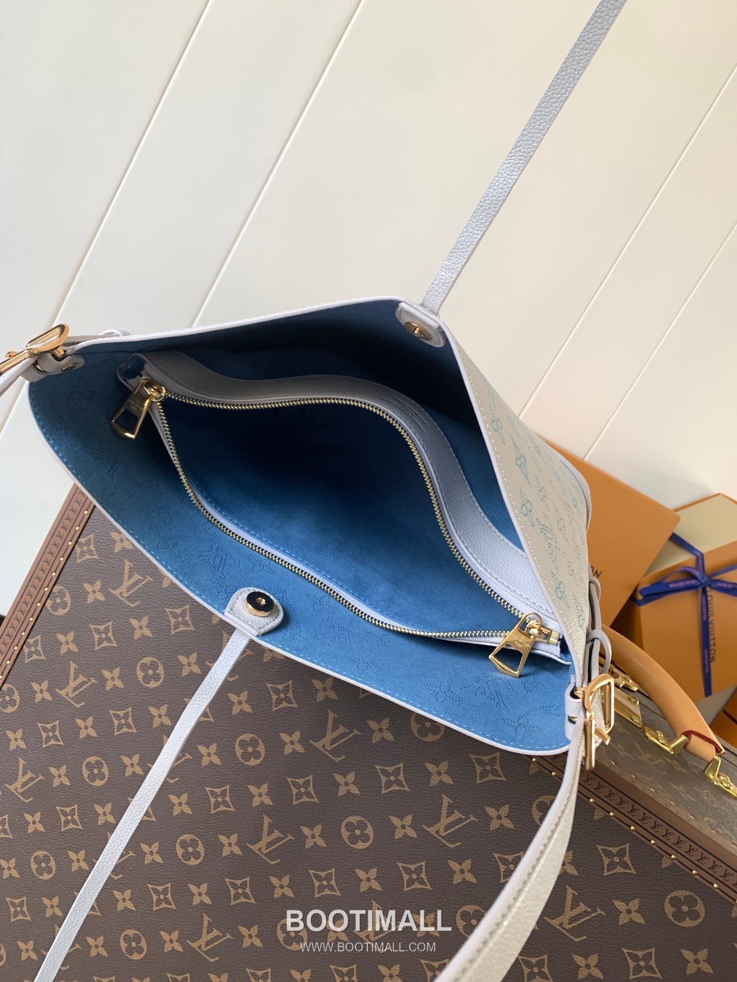 Louis Vuitton Flore Perforated Leather Shoulder Bag 루이비통 플로르 퍼포레이티드 레더 숄더백 28cm 10