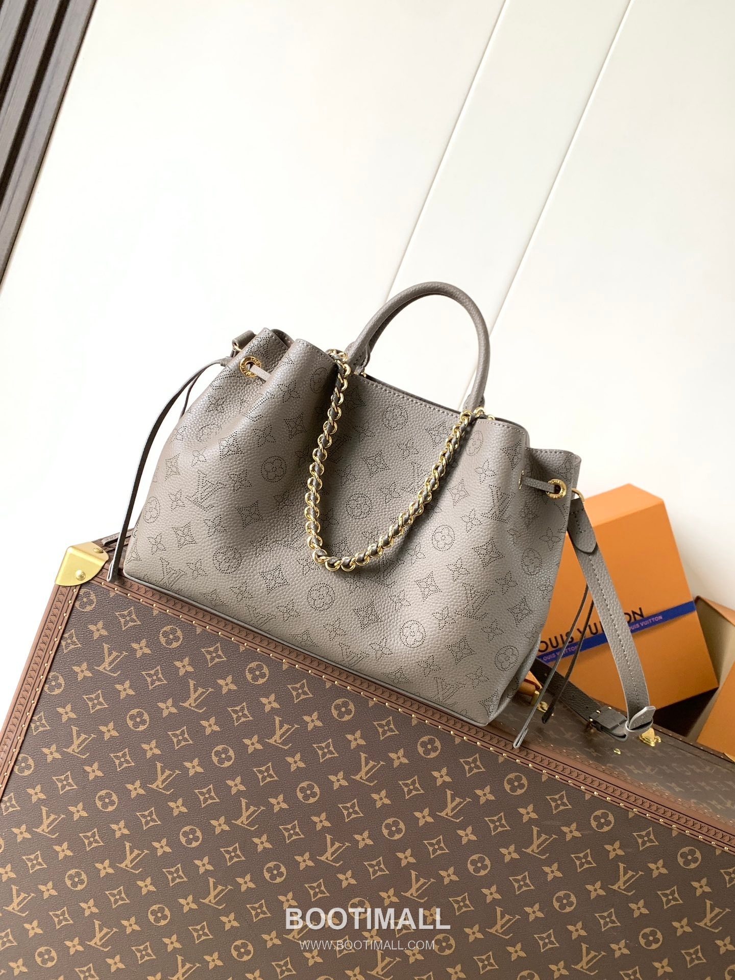 Louis Vuitton Bella Tote Perforated Leather Bag 루이비통 벨라 토트 퍼포레이티드 레더 토트백 32cm 2