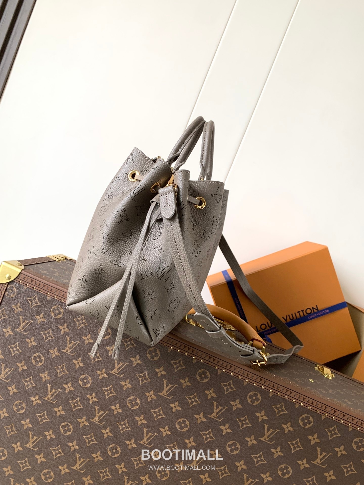 Louis Vuitton Bella Tote Perforated Leather Bag 루이비통 벨라 토트 퍼포레이티드 레더 토트백 32cm 3