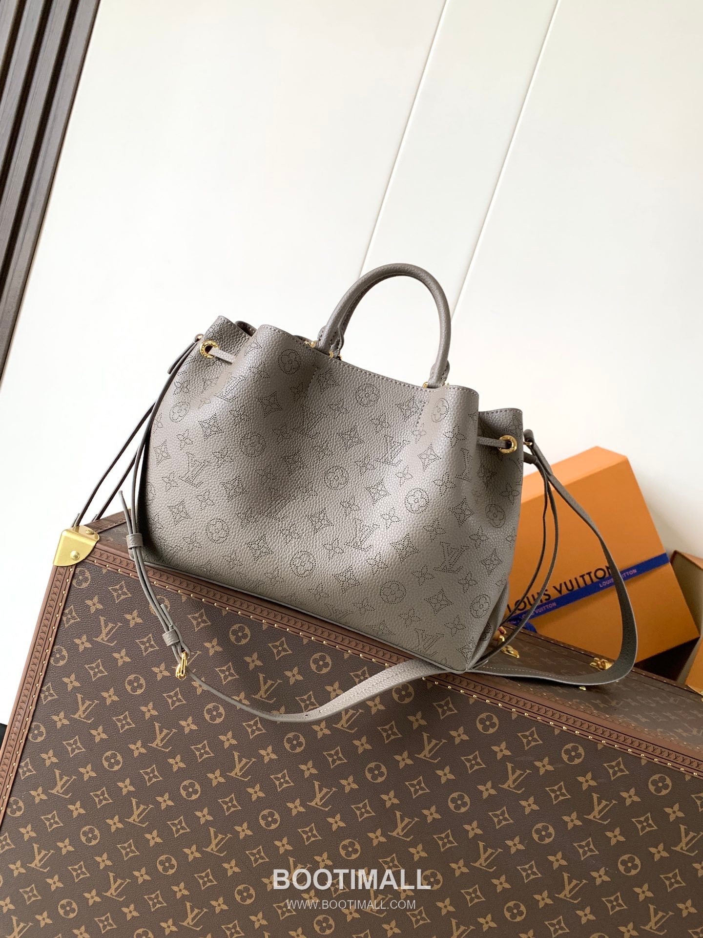 Louis Vuitton Bella Tote Perforated Leather Bag 루이비통 벨라 토트 퍼포레이티드 레더 토트백 32cm 4