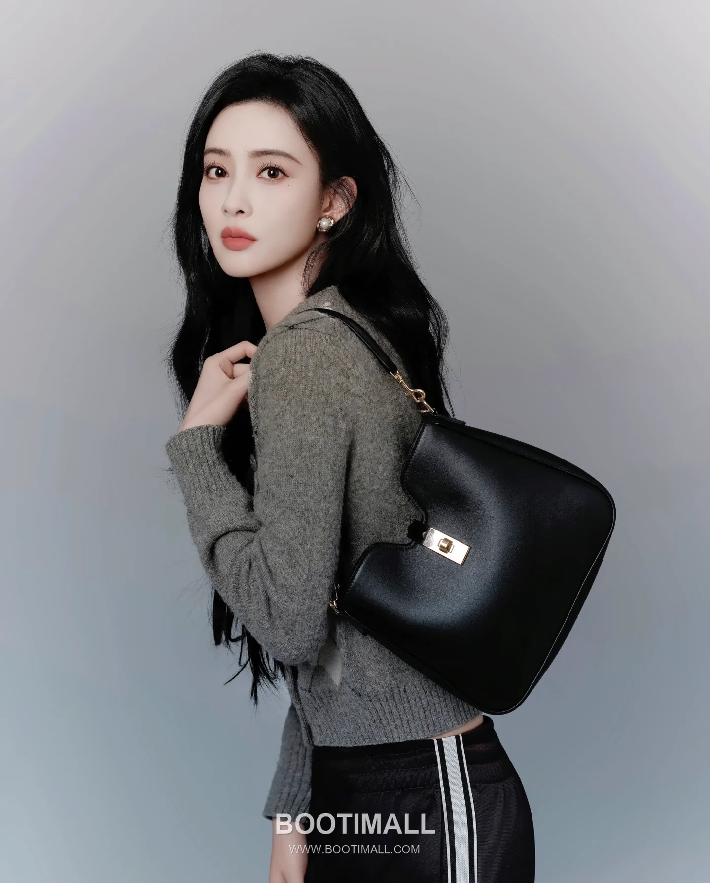 Louis Vuitton 120693 Lock Chain Cowhide Black Crossbody Bag 루이비통 120693 락 체인 소가죽 블랙 크로스백 24.5x21.5x5cm 3