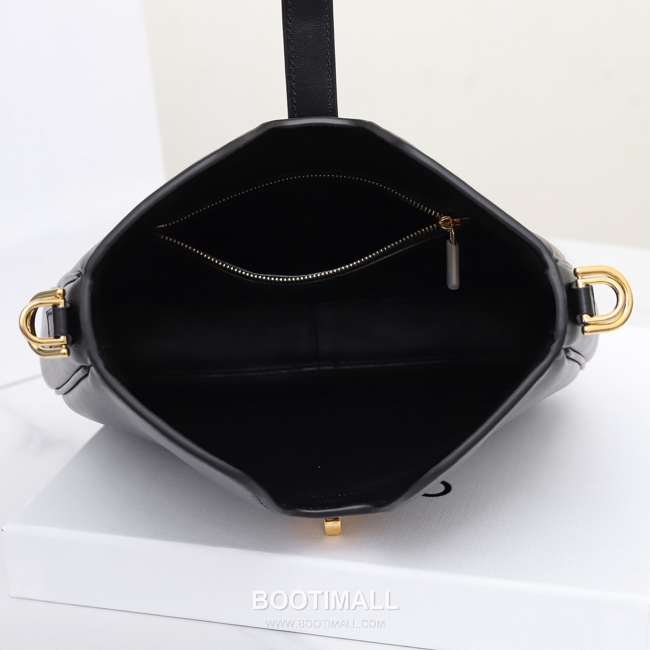Louis Vuitton 120693 Lock Chain Cowhide Black Crossbody Bag 루이비통 120693 락 체인 소가죽 블랙 크로스백 24.5x21.5x5cm 18