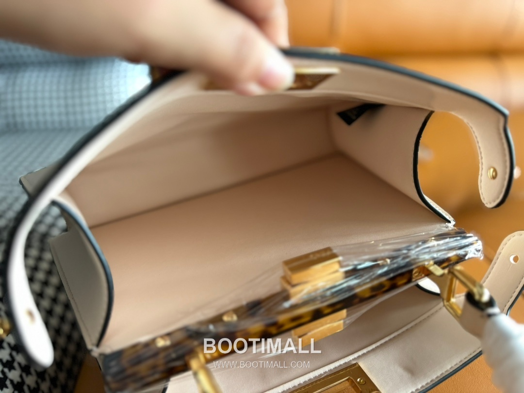 Fendi Iconic Peekaboo ISeeU Small Leather Bag 펜디 아이코닉 피카부 아이씨유 스몰 레더 백 27cm 9