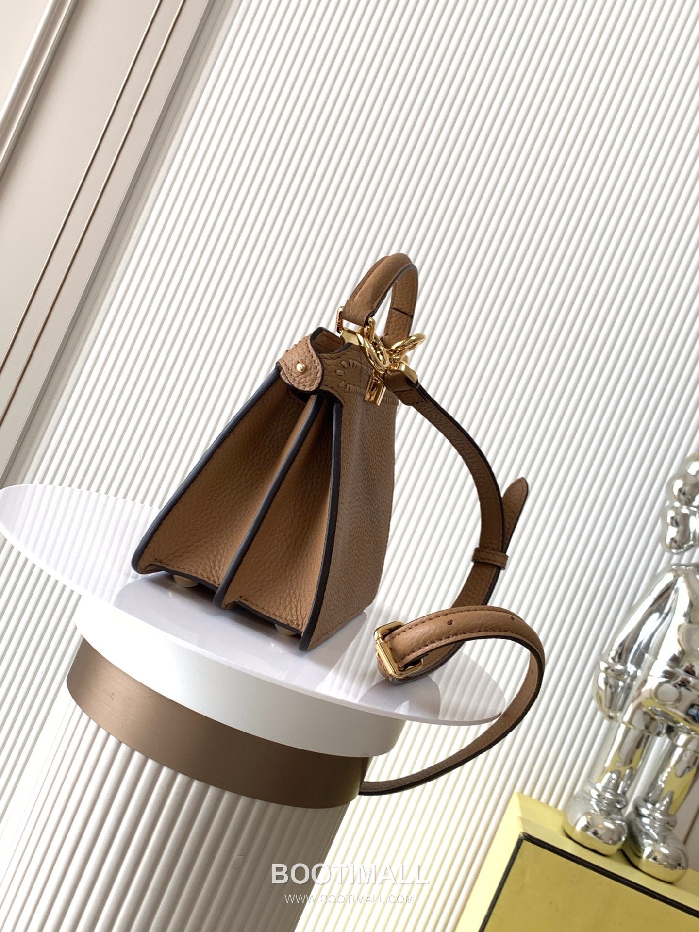 Fendi Peekaboo ISeeU Small Cuoio Romano Leather Bag 펜디 피카부 아이씨유 스몰 쿠오이오 로마노 레더 백 20cm 3