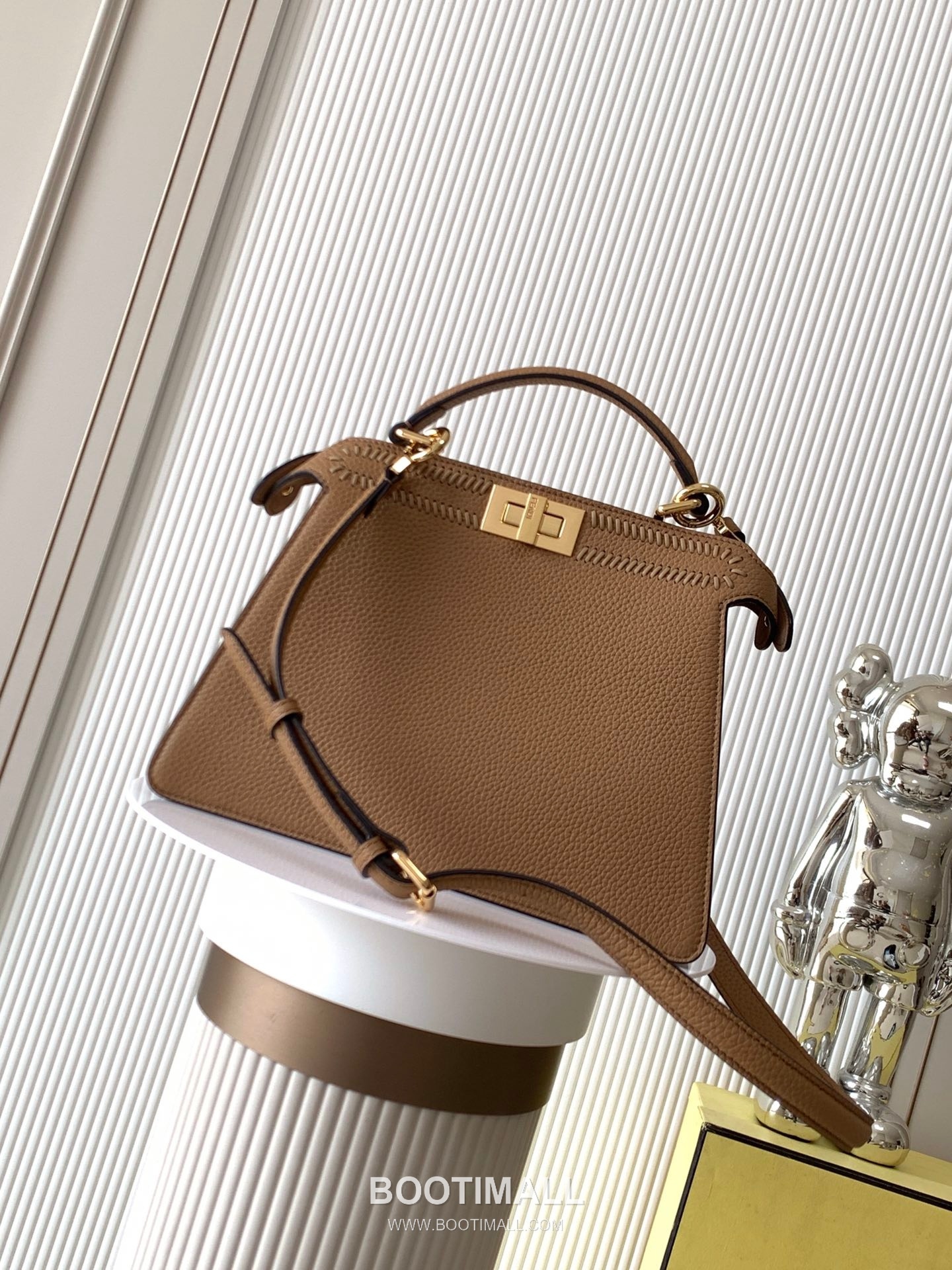 Fendi Peekaboo ISeeU Medium Cuoio Romano Leather Bag 펜디 피카부 아이씨유 미디엄 쿠오이오 로마노 레더 백 27cm 2