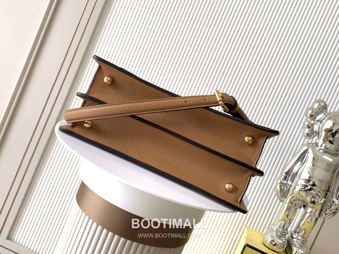 Fendi Peekaboo ISeeU Medium Cuoio Romano Leather Bag 펜디 피카부 아이씨유 미디엄 쿠오이오 로마노 레더 백 27cm 4