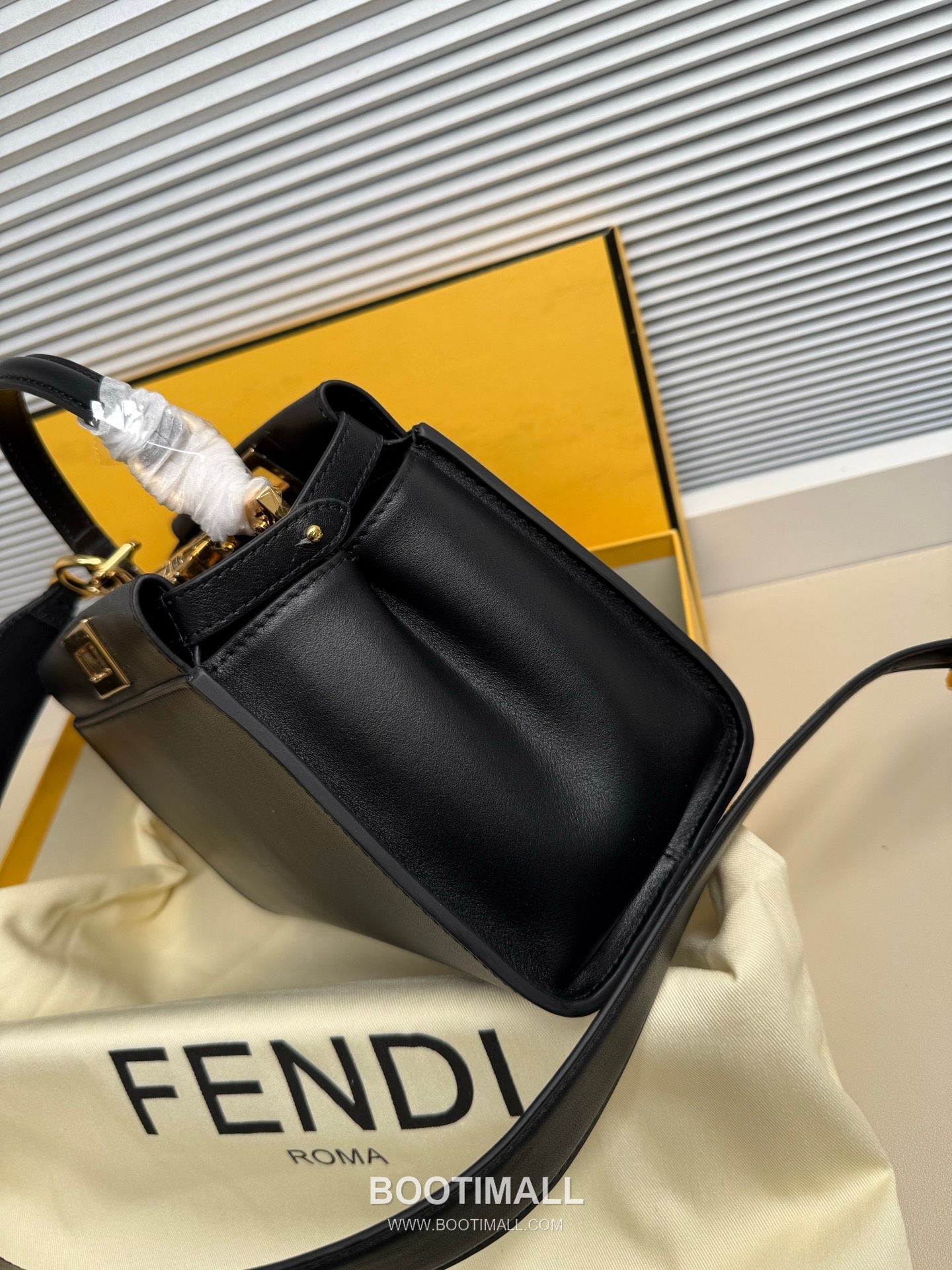 Fendi Peekaboo Small Leather Bag 펜디 피카부 스몰 레더 백 23cm 3