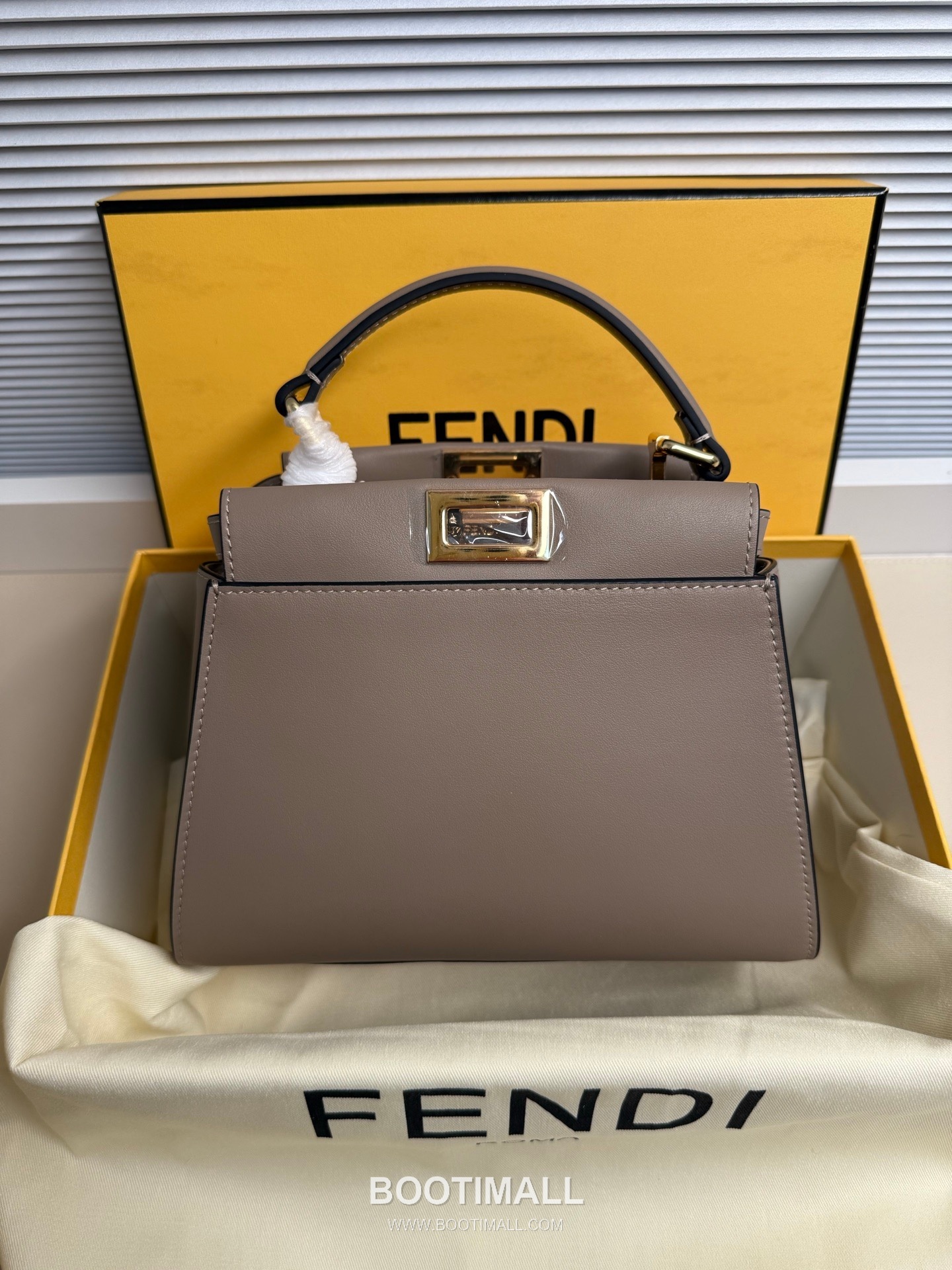 Fendi Peekaboo Small Leather Bag 펜디 피카부 스몰 레더 백 23cm 2