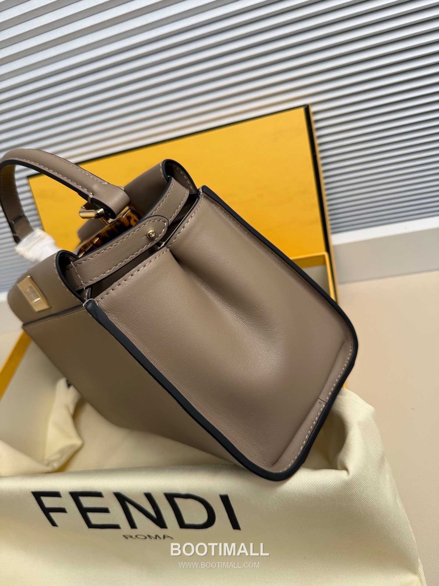 Fendi Peekaboo Small Leather Bag 펜디 피카부 스몰 레더 백 23cm 3