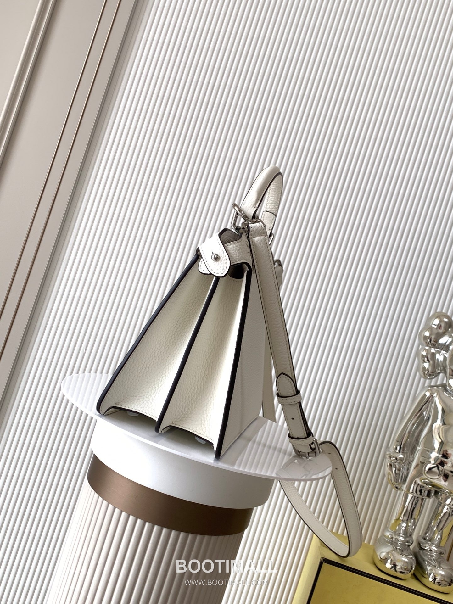 Fendi Peekaboo ISeeU Medium Cuoio Romano Leather Bag 펜디 피카부 아이씨유 미디엄 쿠오이오 로마노 레더 백 27cm 3