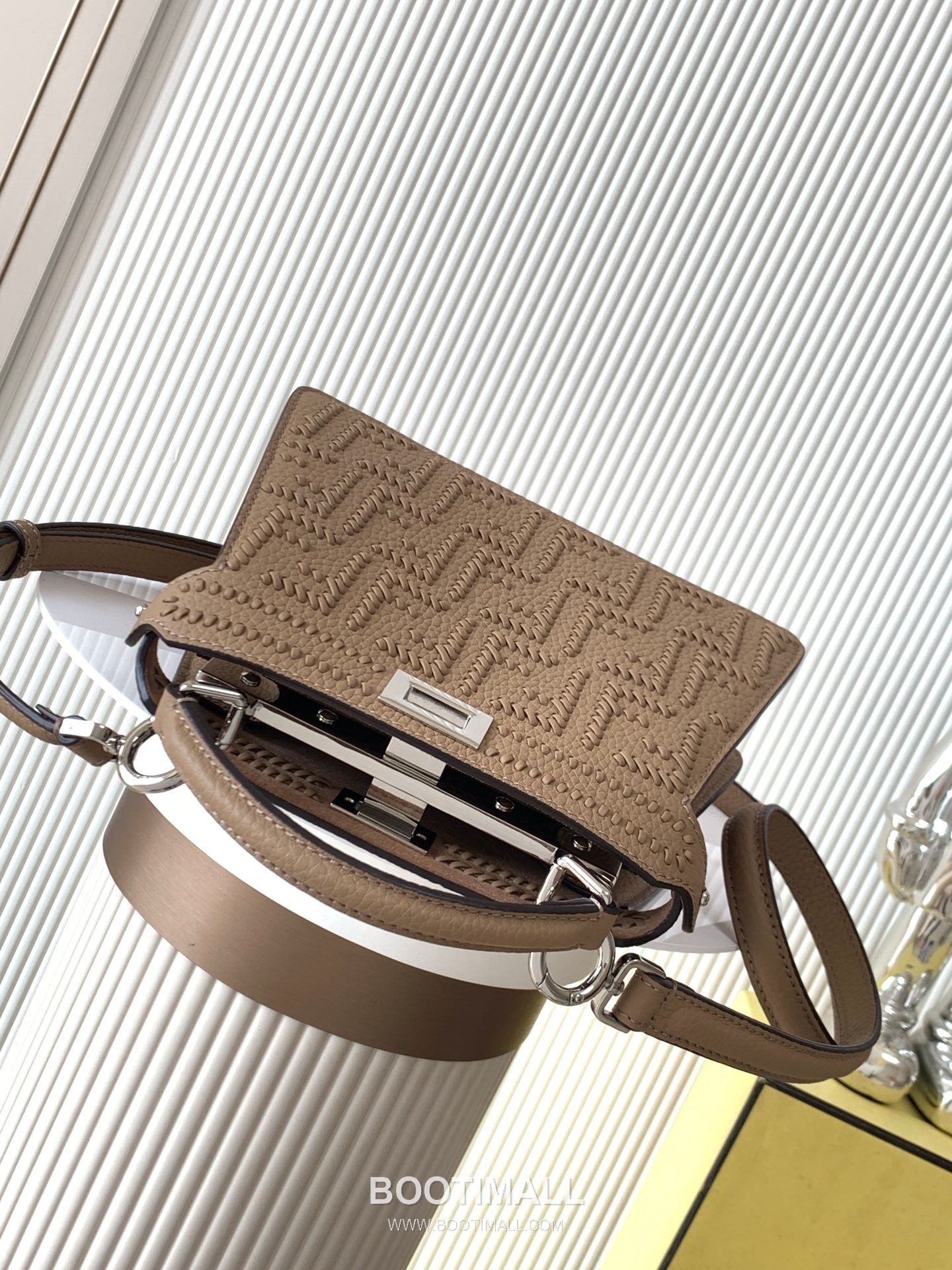 Fendi Peekaboo ISeeU Small Cuoio Romano Leather Bag 펜디 피카부 아이씨유 스몰 쿠오이오 로마노 레더 백 20cm 5