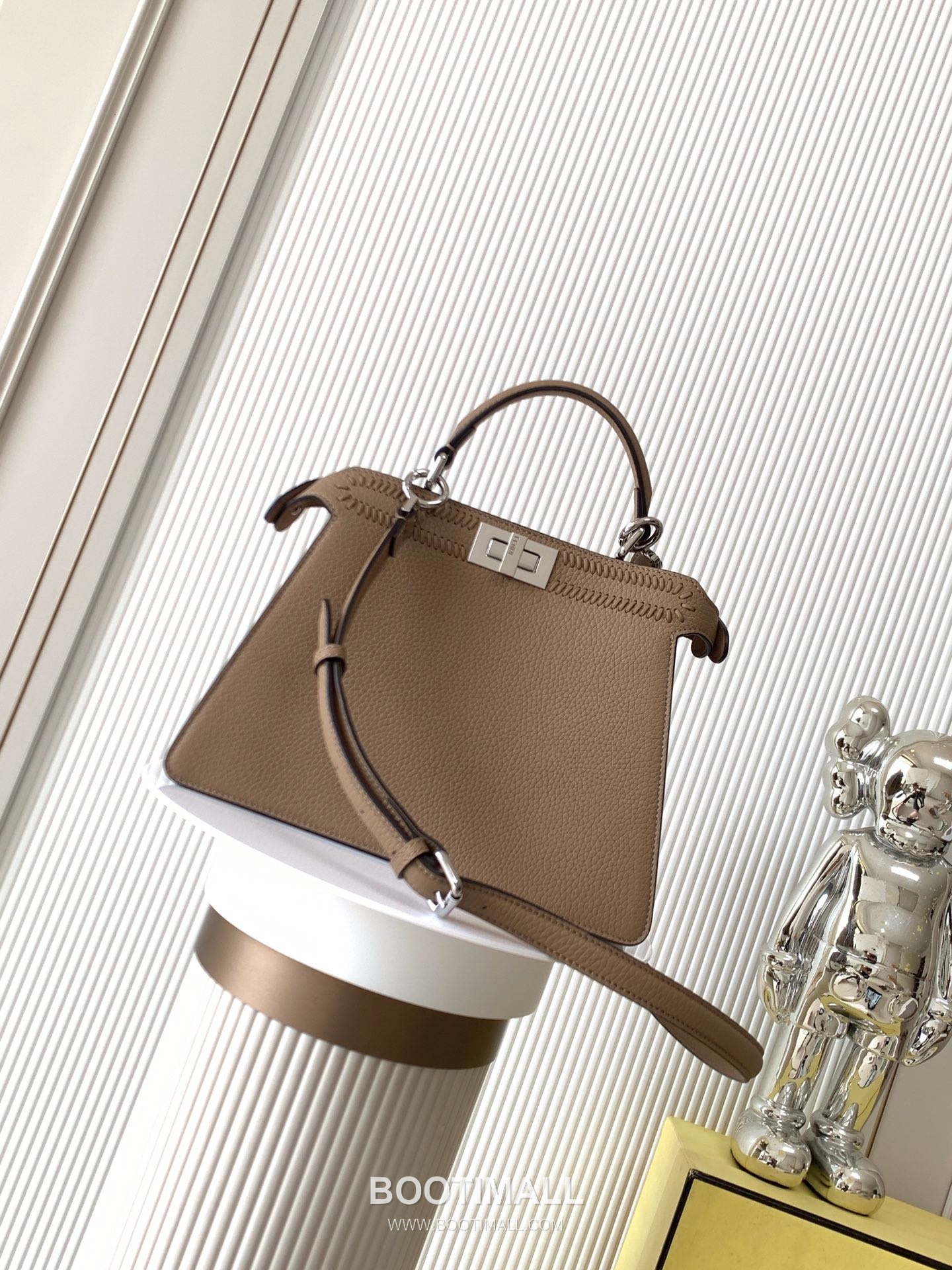 Fendi Peekaboo ISeeU Medium Cuoio Romano Leather Bag 펜디 피카부 아이씨유 미디엄 쿠오이오 로마노 레더 백 27cm 2