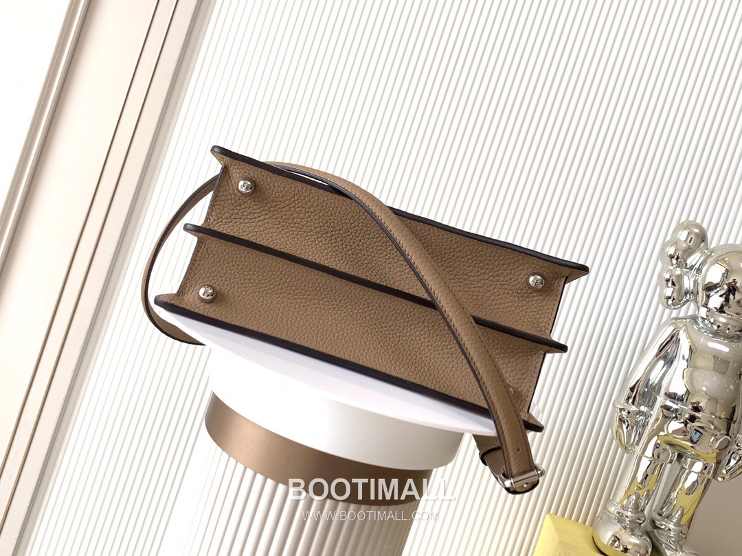 Fendi Peekaboo ISeeU Medium Cuoio Romano Leather Bag 펜디 피카부 아이씨유 미디엄 쿠오이오 로마노 레더 백 27cm 4