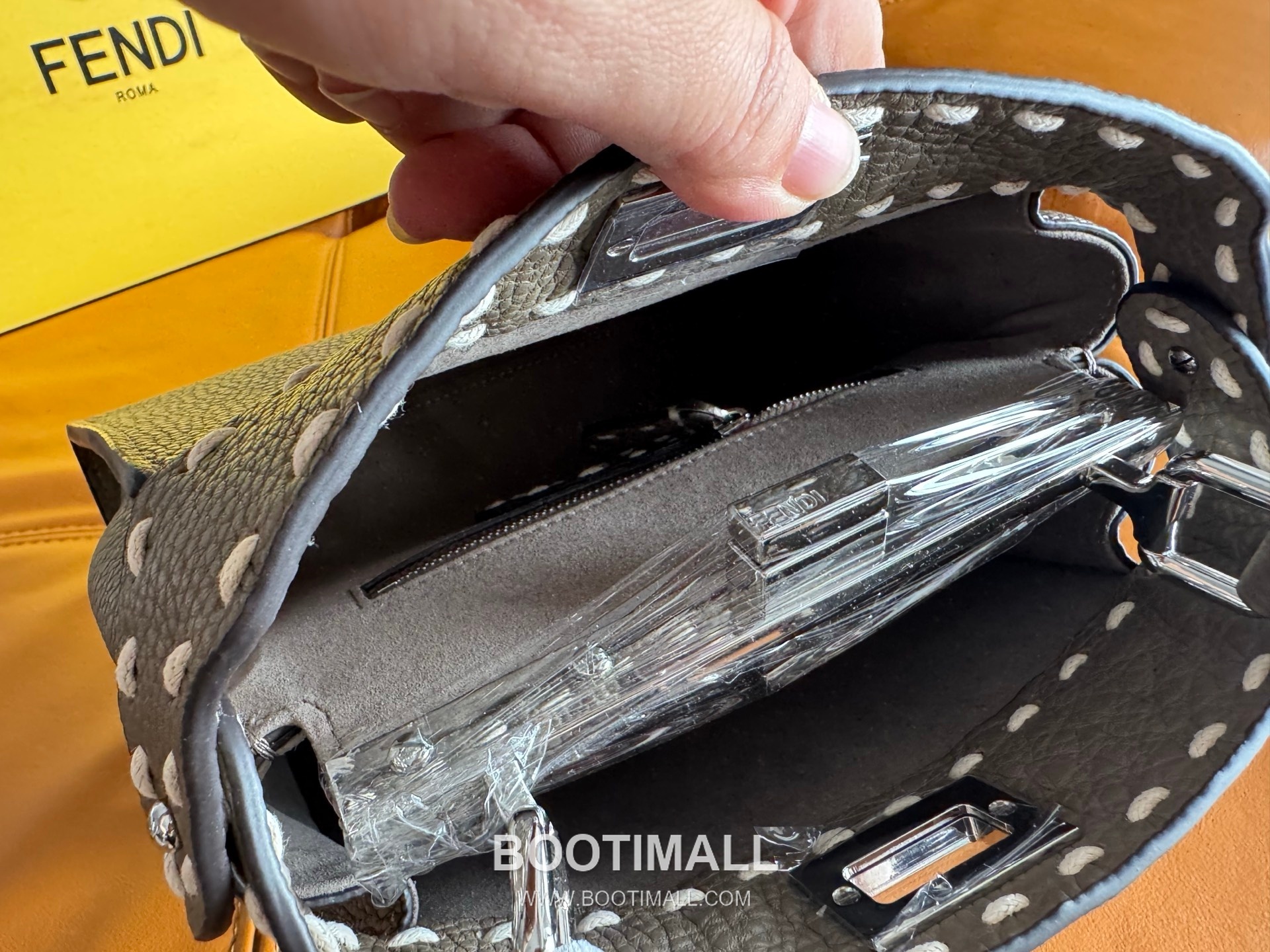 Fendi Peekaboo Small Full Grain Leather Bag 펜디 피카부 스몰 풀그레인 레더 백 23cm 7