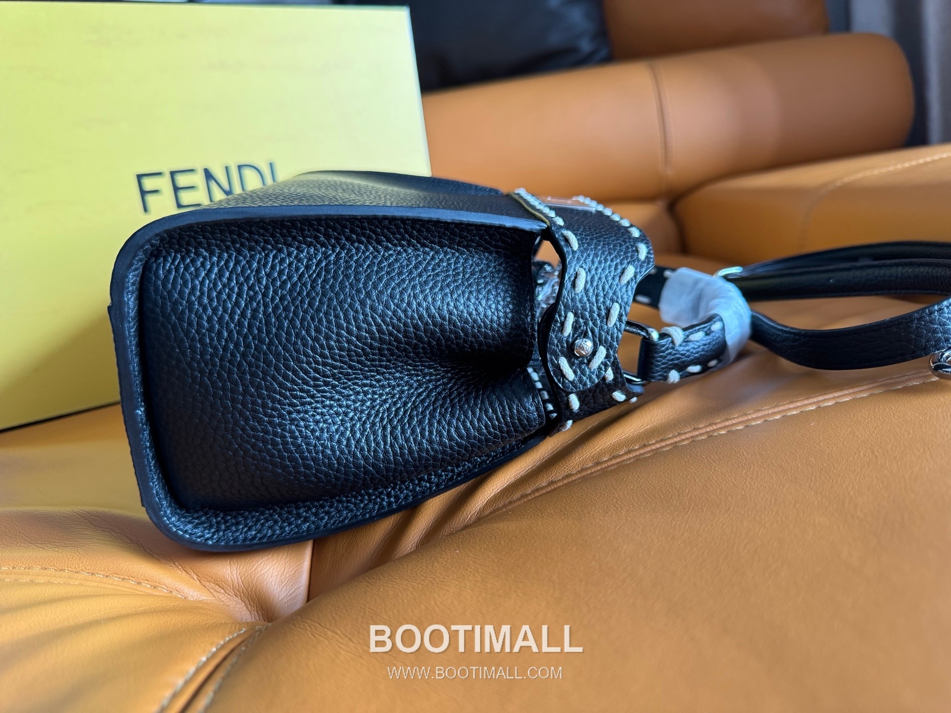 Fendi Peekaboo Small Full Grain Leather Bag 펜디 피카부 스몰 풀그레인 레더 백 23cm 3